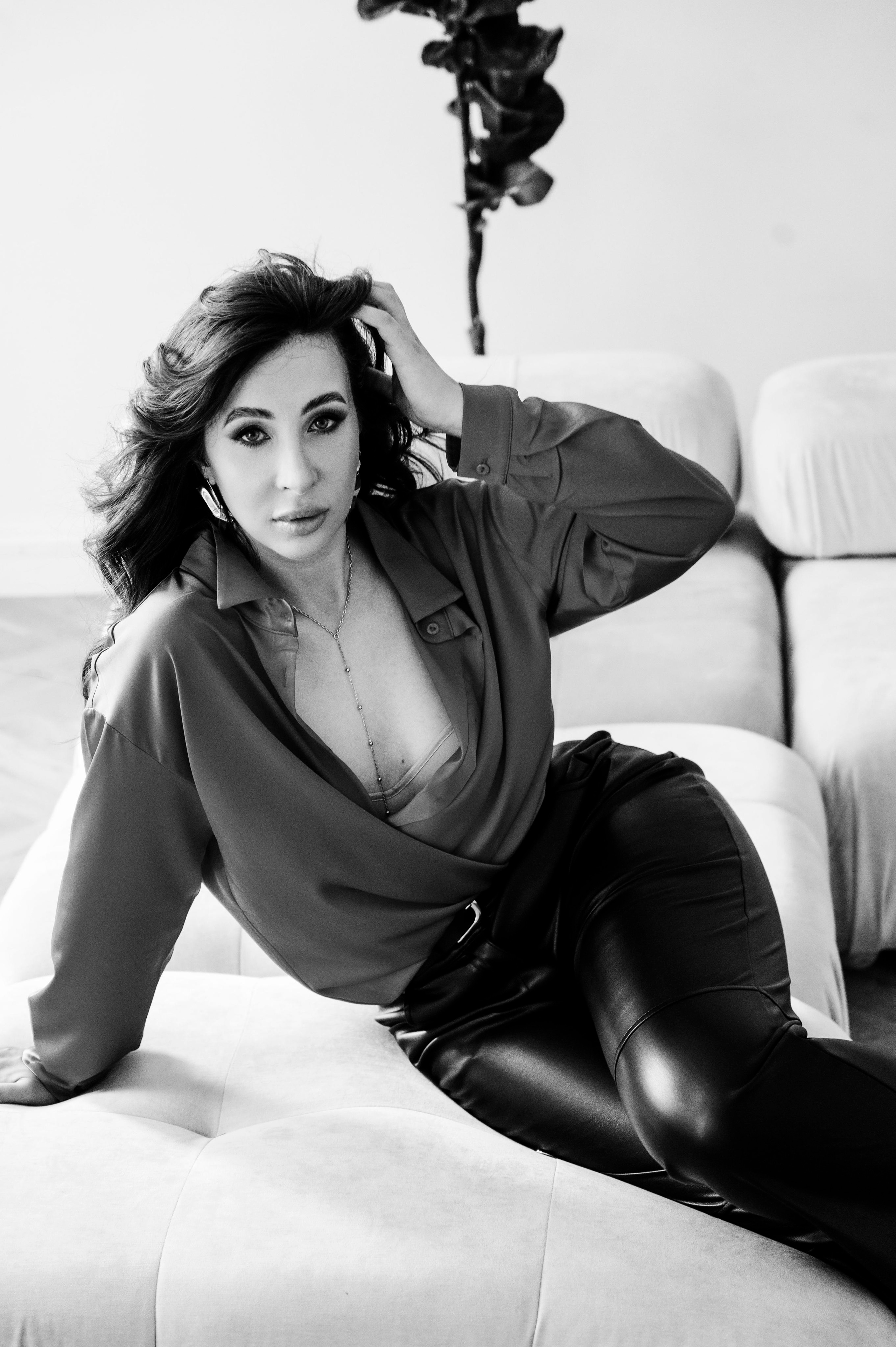 Мила. Профессиональный фотограф беременности в СПБ. Стильные фотосессии беременности в стиле минимализм и классическая фотография