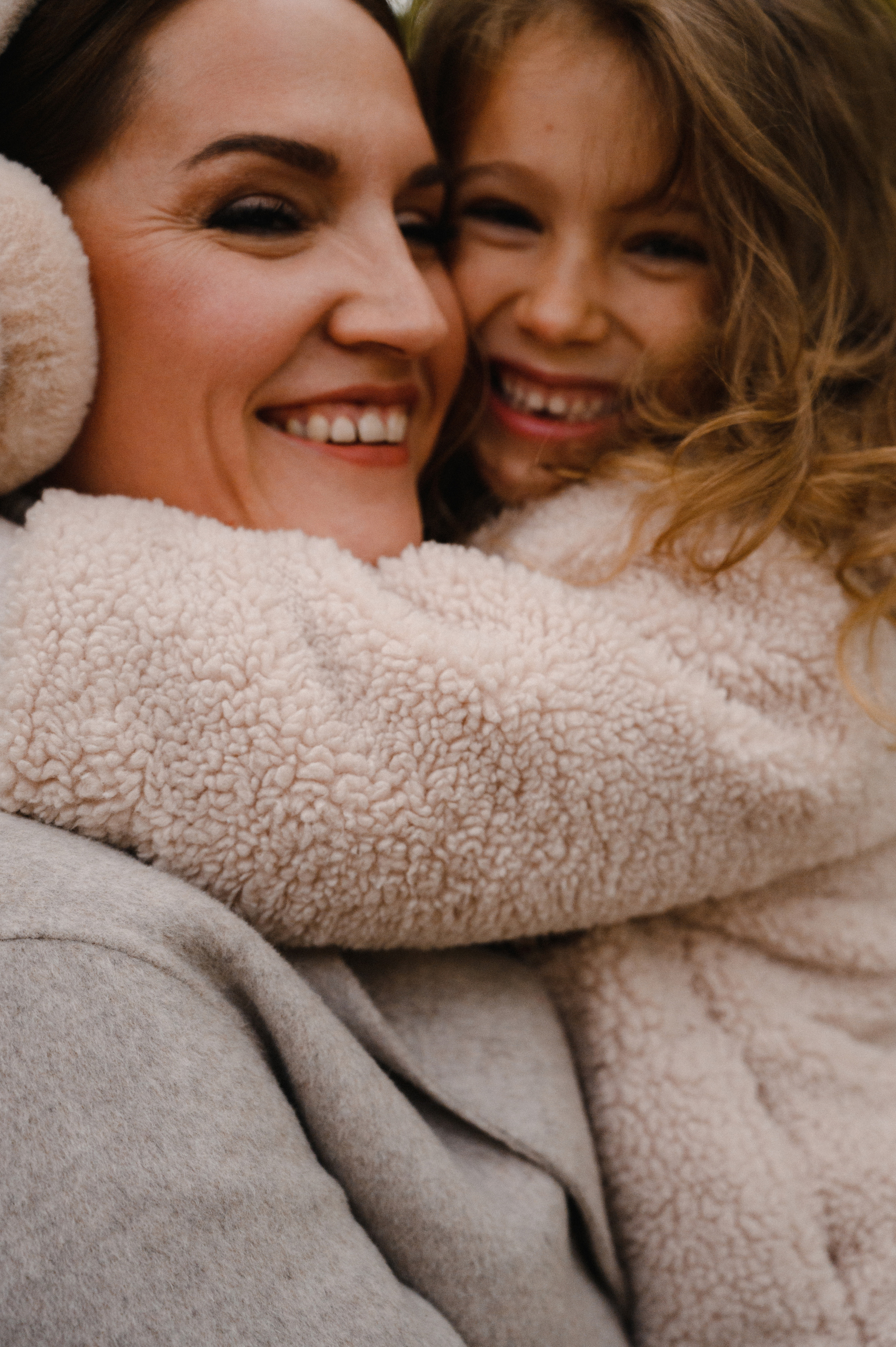 Юля и Оля. Профессиональный фотограф беременности в СПБ. Стильные фотосессии беременности в стиле минимализм и классическая фотография