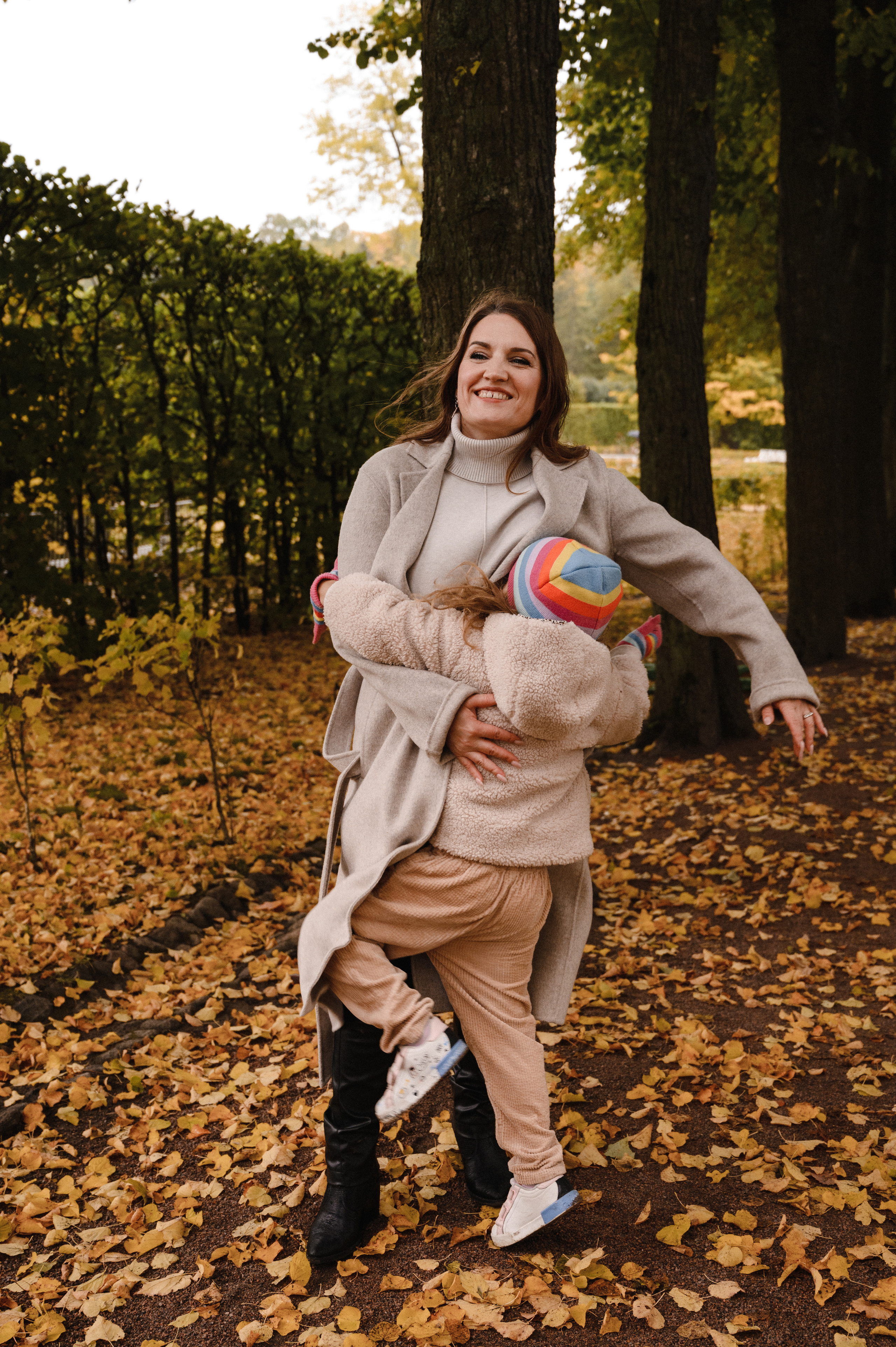 Юля и Оля. Профессиональный фотограф беременности в СПБ. Стильные фотосессии беременности в стиле минимализм и классическая фотография