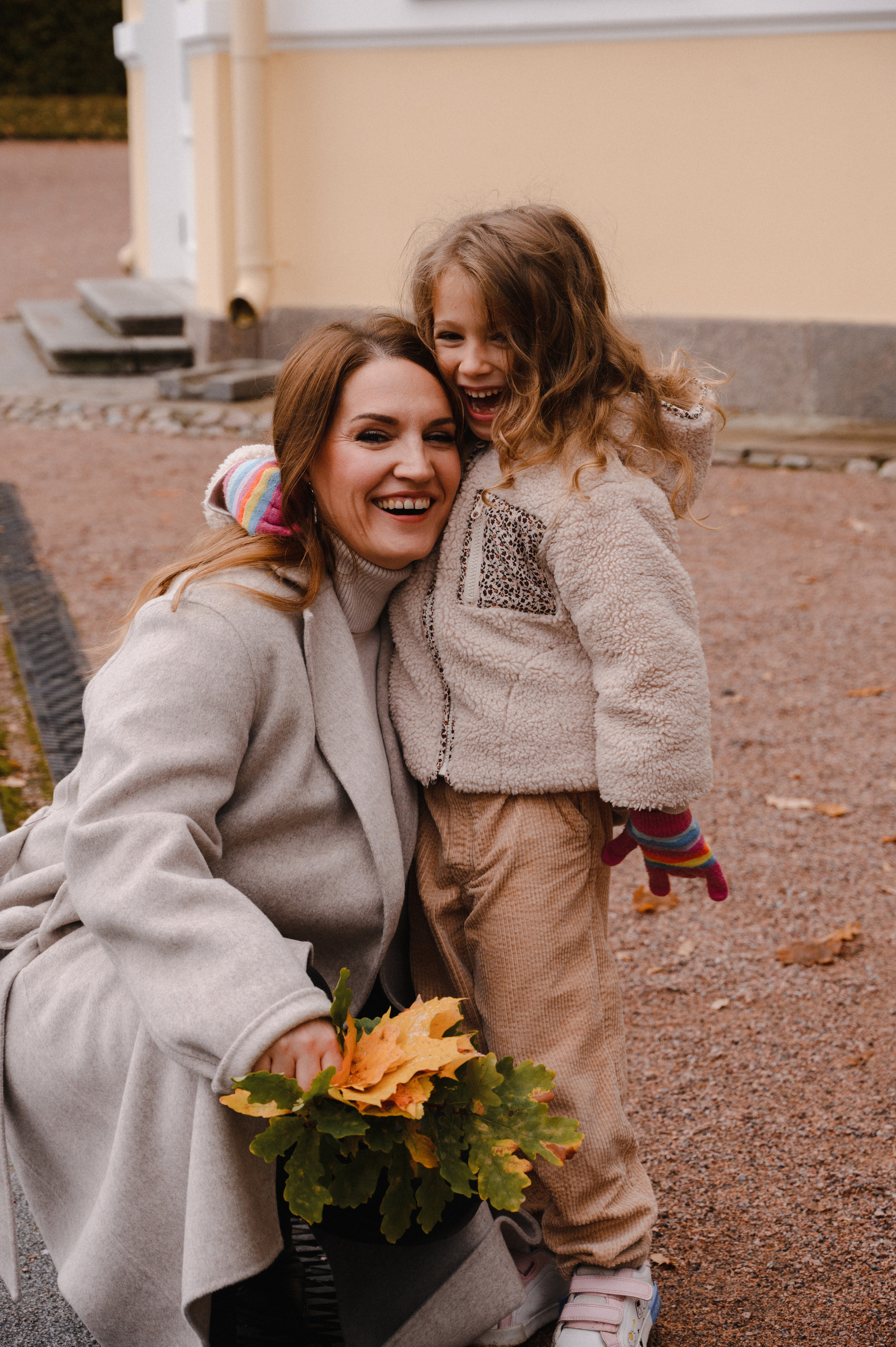 Юля и Оля. Профессиональный фотограф беременности в СПБ. Стильные фотосессии беременности в стиле минимализм и классическая фотография