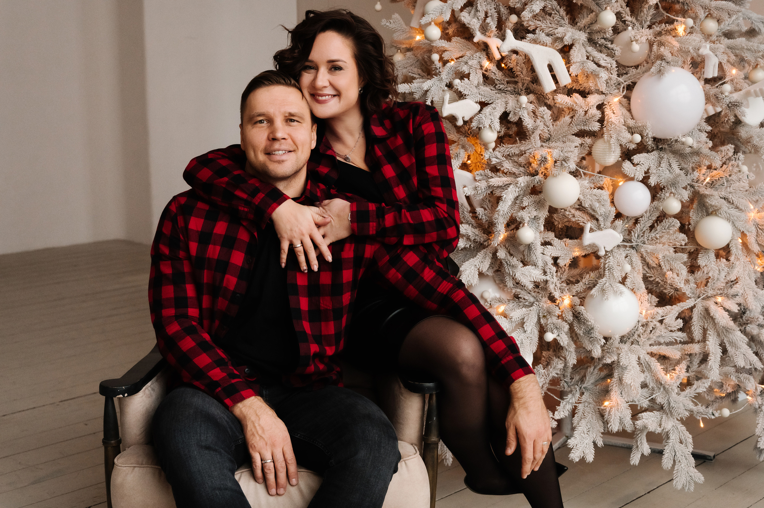 Лиза и Саша. Профессиональный фотограф беременности в СПБ. Стильные фотосессии беременности в стиле минимализм и классическая фотография