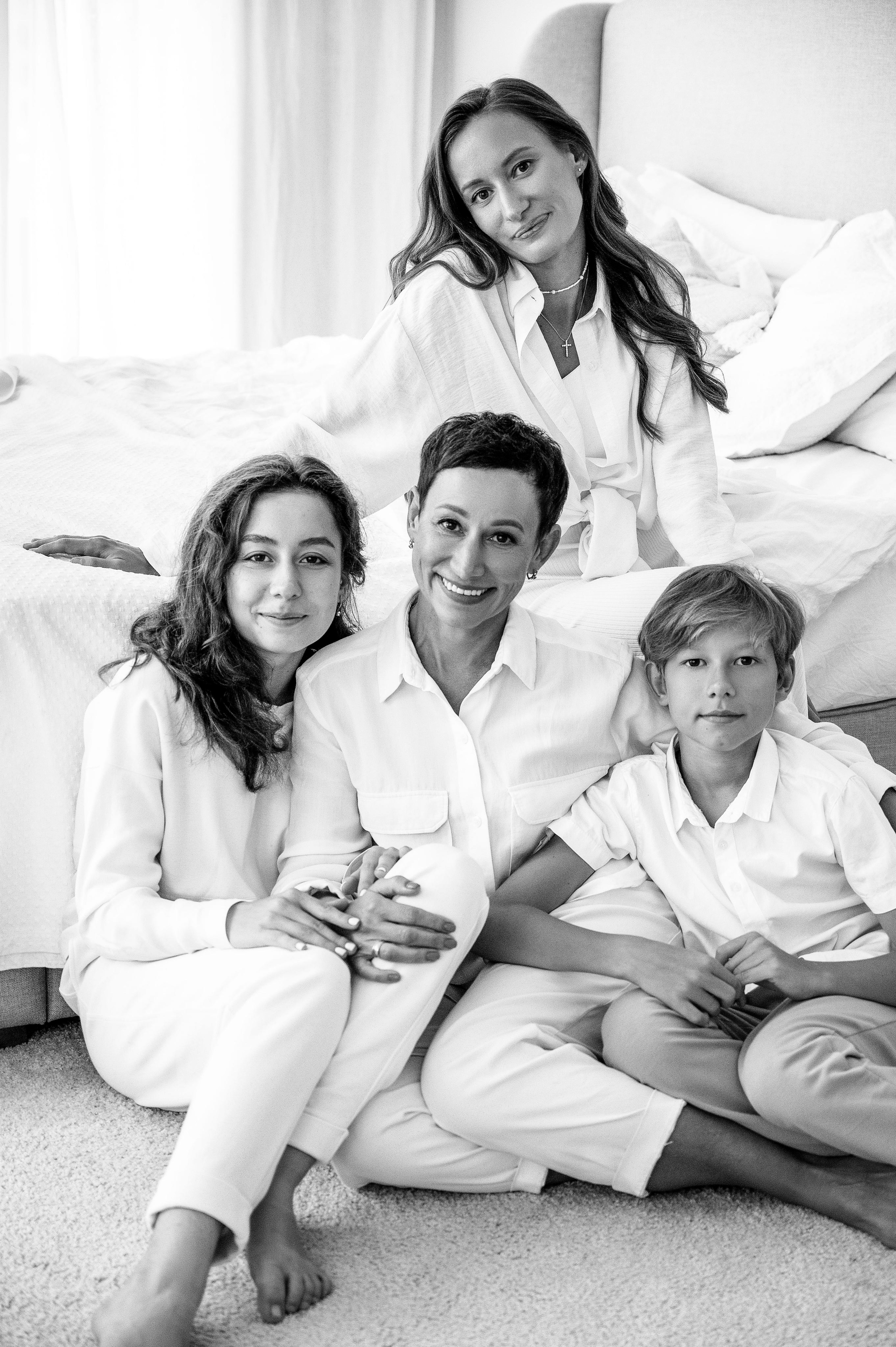 Юля семьей. Профессиональный фотограф беременности в СПБ. Стильные фотосессии беременности в стиле минимализм и классическая фотография