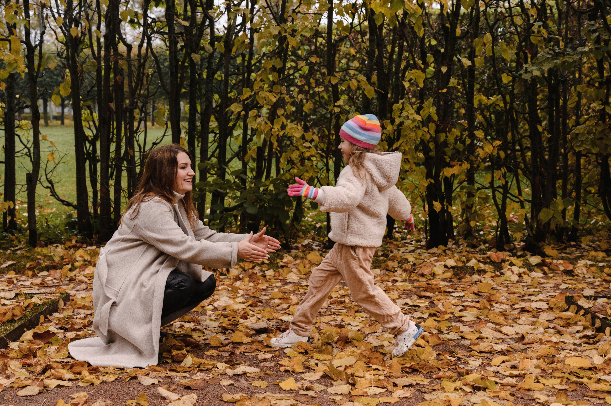 Юля и Оля. Профессиональный фотограф беременности в СПБ. Стильные фотосессии беременности в стиле минимализм и классическая фотография