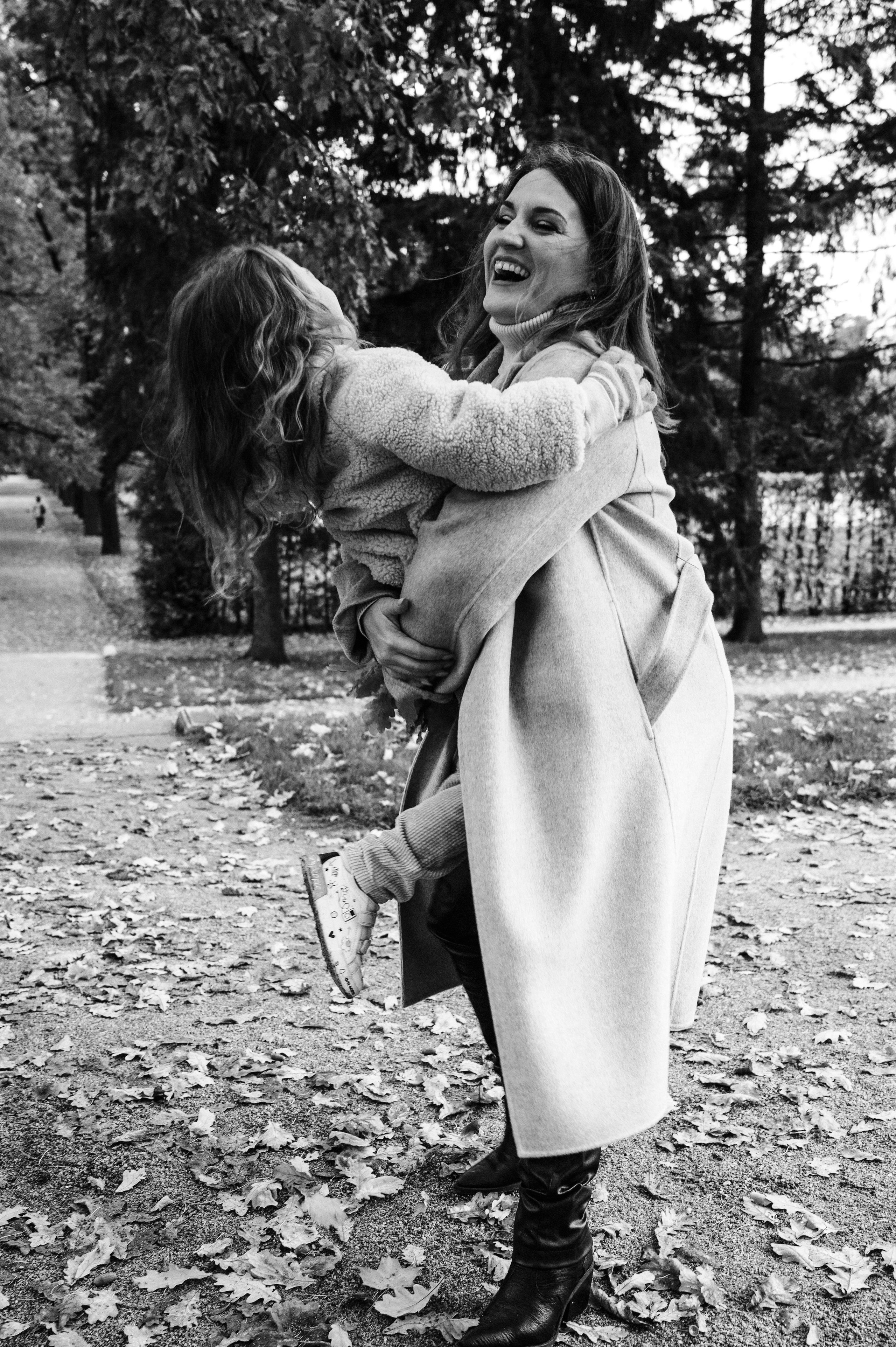 Юля и Оля. Профессиональный фотограф беременности в СПБ. Стильные фотосессии беременности в стиле минимализм и классическая фотография