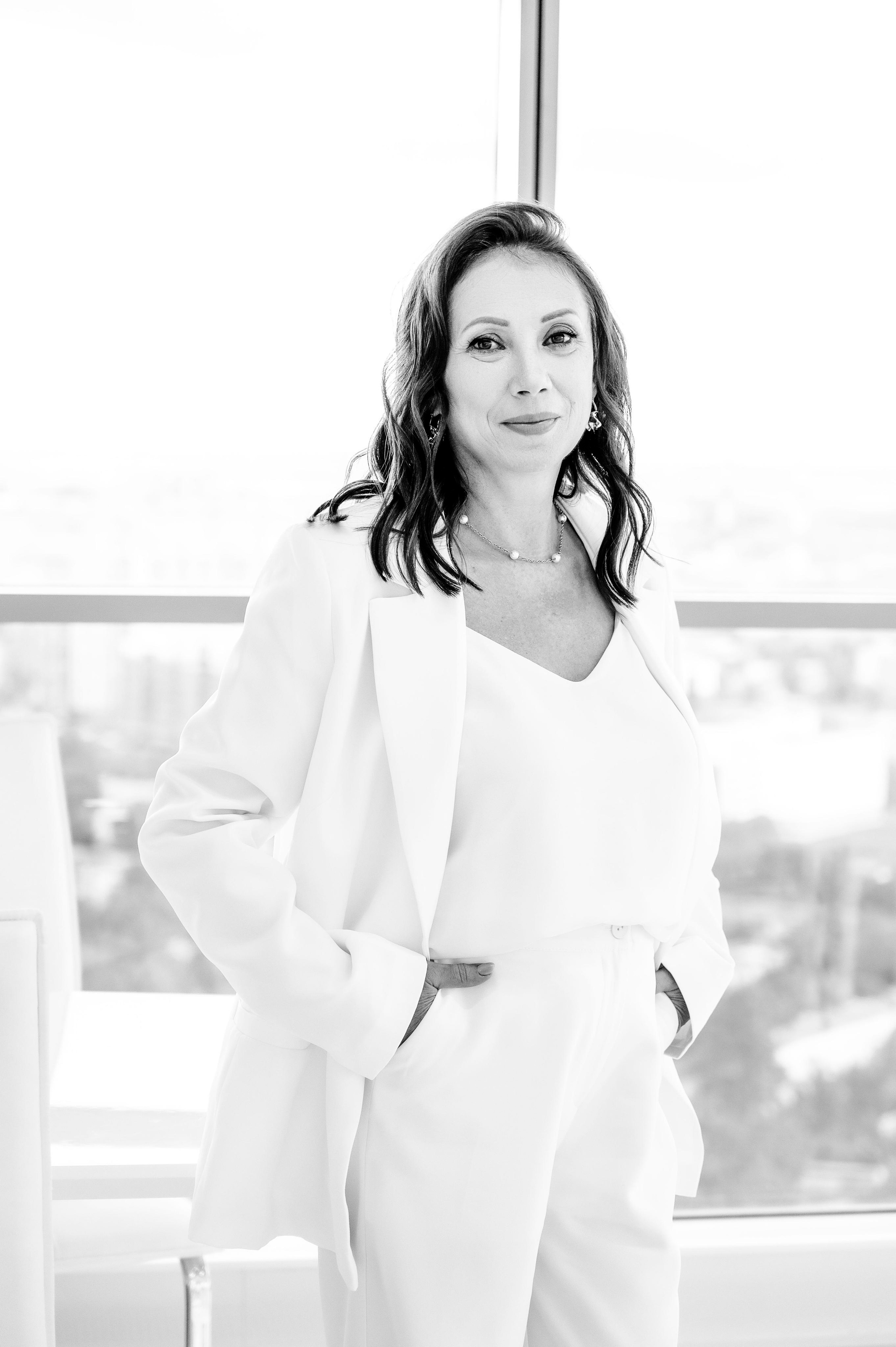 Ксения с мамой. Профессиональный фотограф беременности в СПБ. Стильные фотосессии беременности в стиле минимализм и классическая фотография