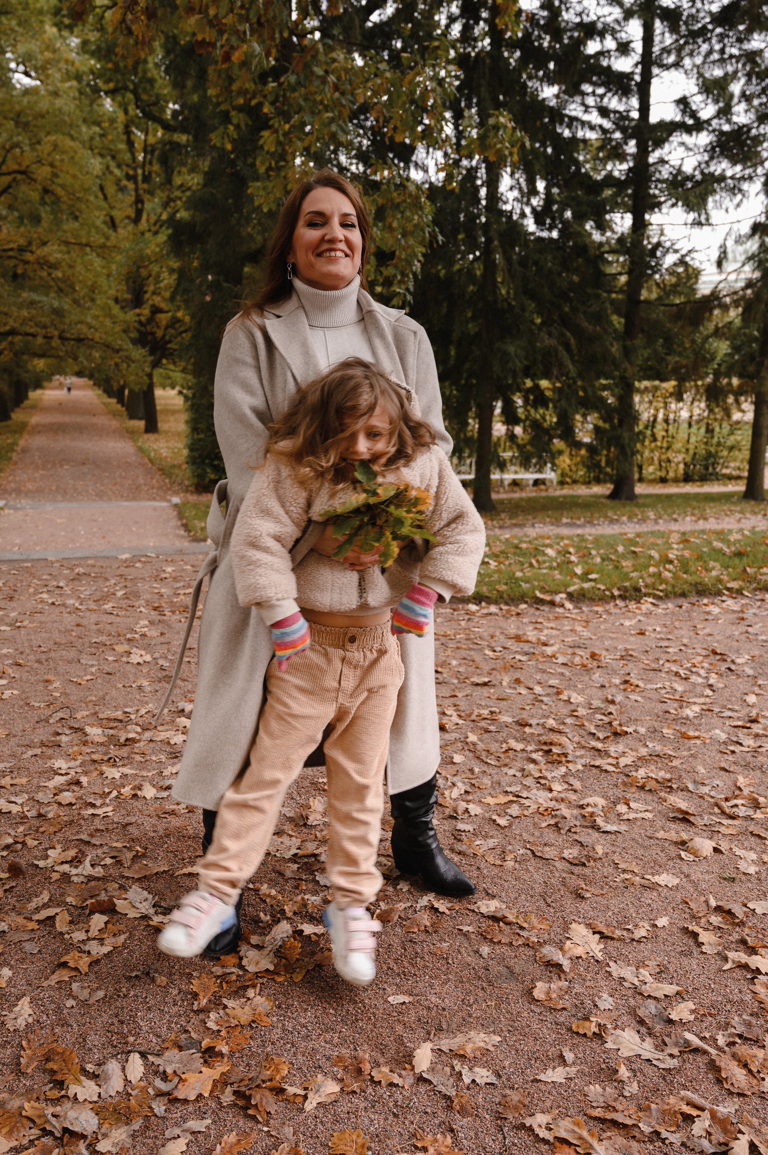 Юля и Оля. Профессиональный фотограф беременности в СПБ. Стильные фотосессии беременности в стиле минимализм и классическая фотография
