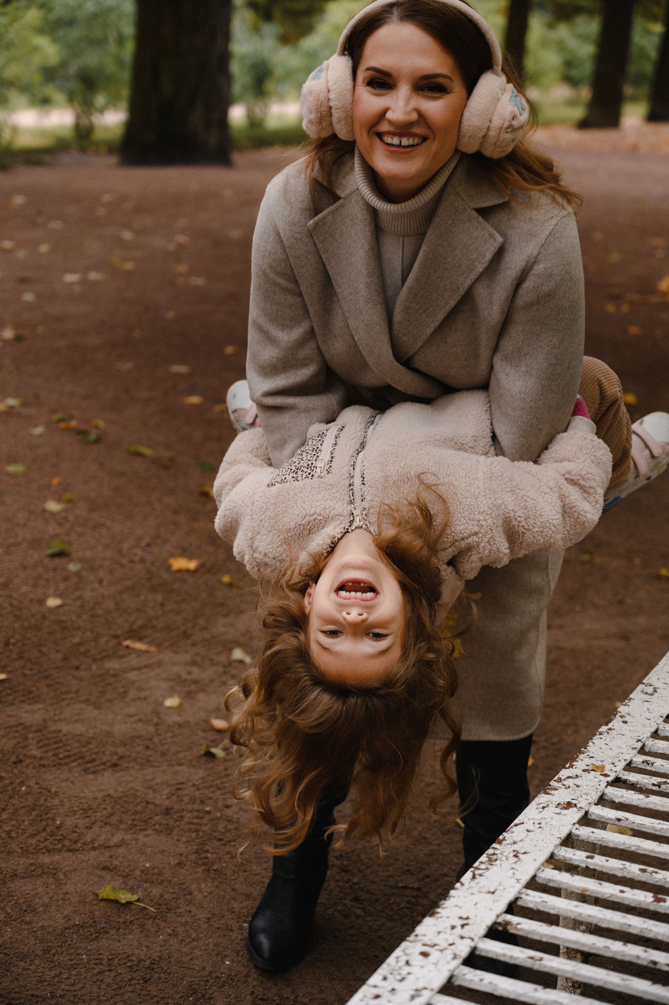 Юля и Оля. Профессиональный фотограф беременности в СПБ. Стильные фотосессии беременности в стиле минимализм и классическая фотография