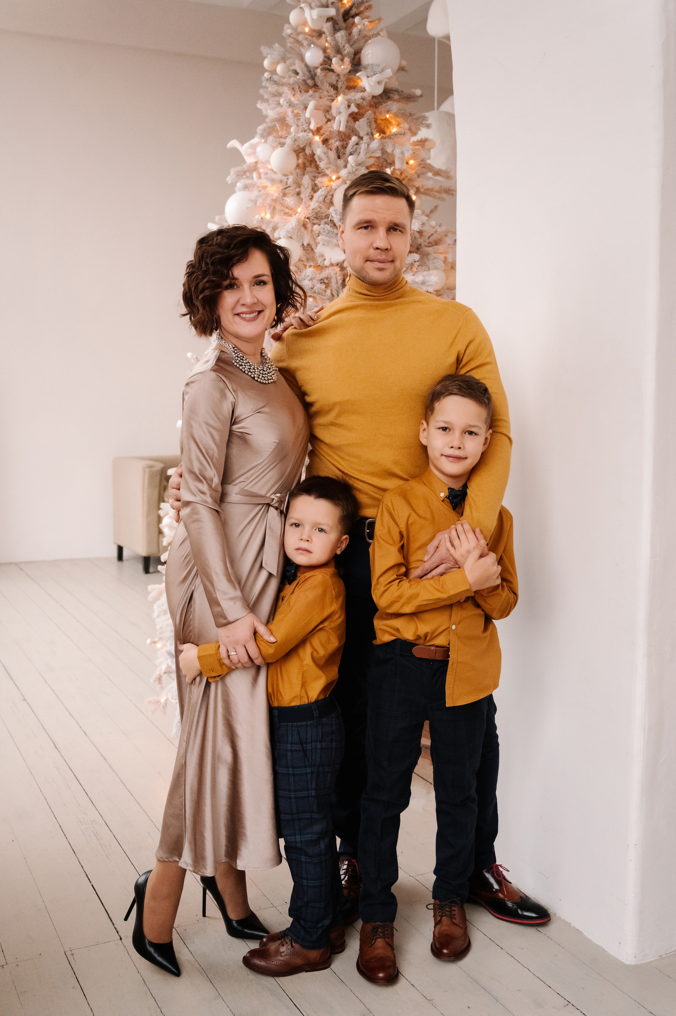 Лиза и Саша. Профессиональный фотограф беременности в СПБ. Стильные фотосессии беременности в стиле минимализм и классическая фотография