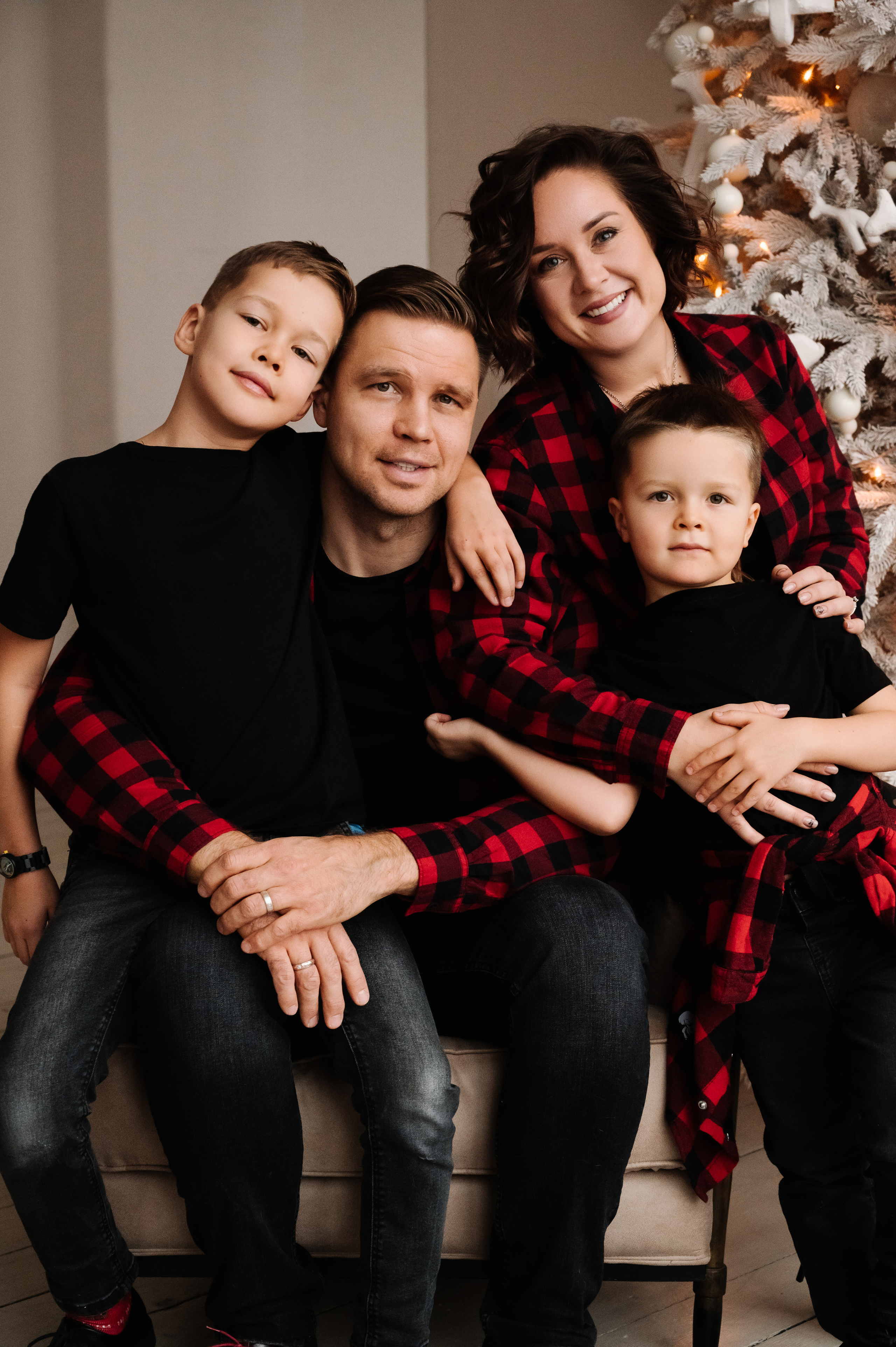 Лиза и Саша. Профессиональный фотограф беременности в СПБ. Стильные фотосессии беременности в стиле минимализм и классическая фотография