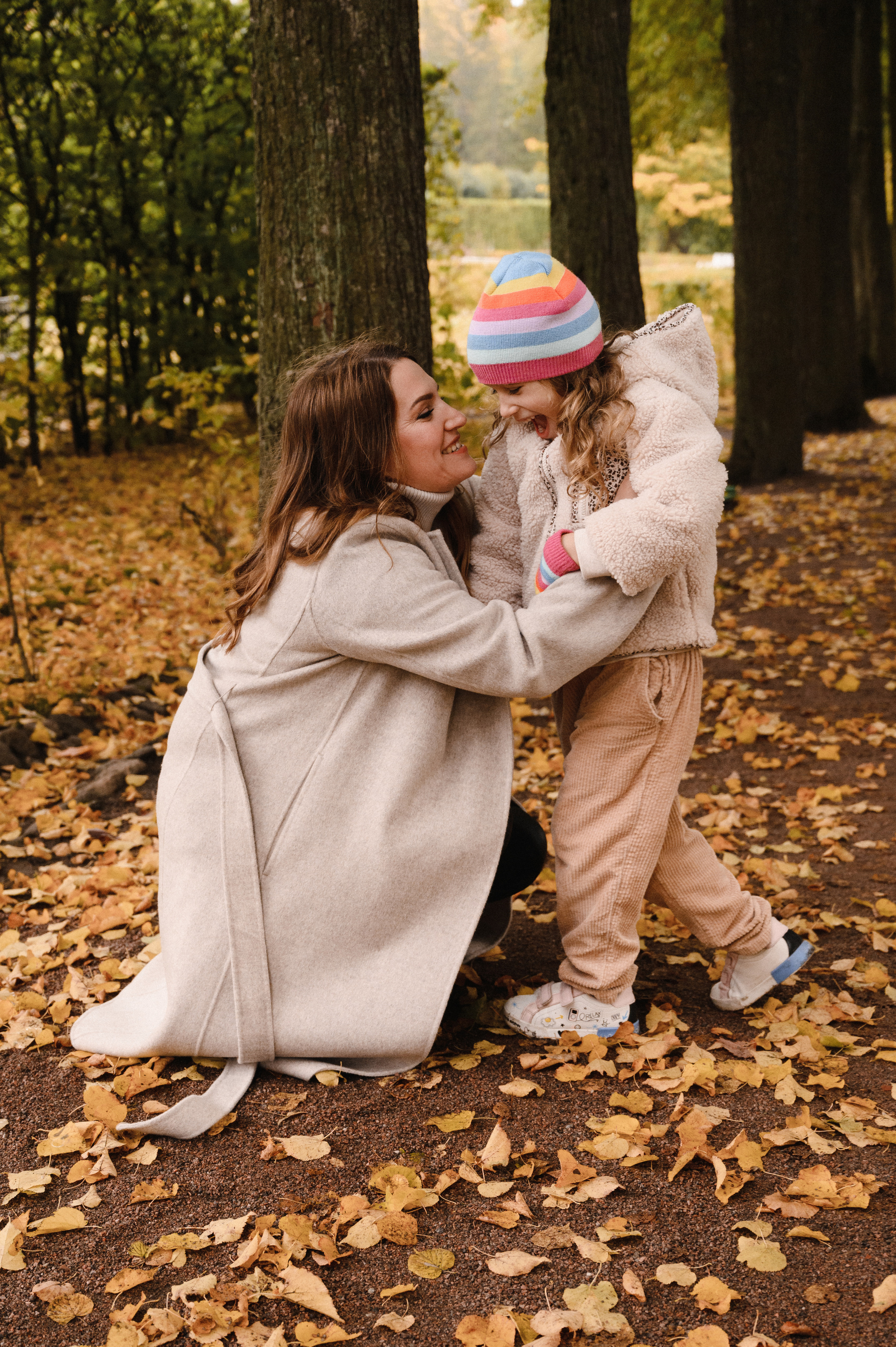 Юля и Оля. Профессиональный фотограф беременности в СПБ. Стильные фотосессии беременности в стиле минимализм и классическая фотография