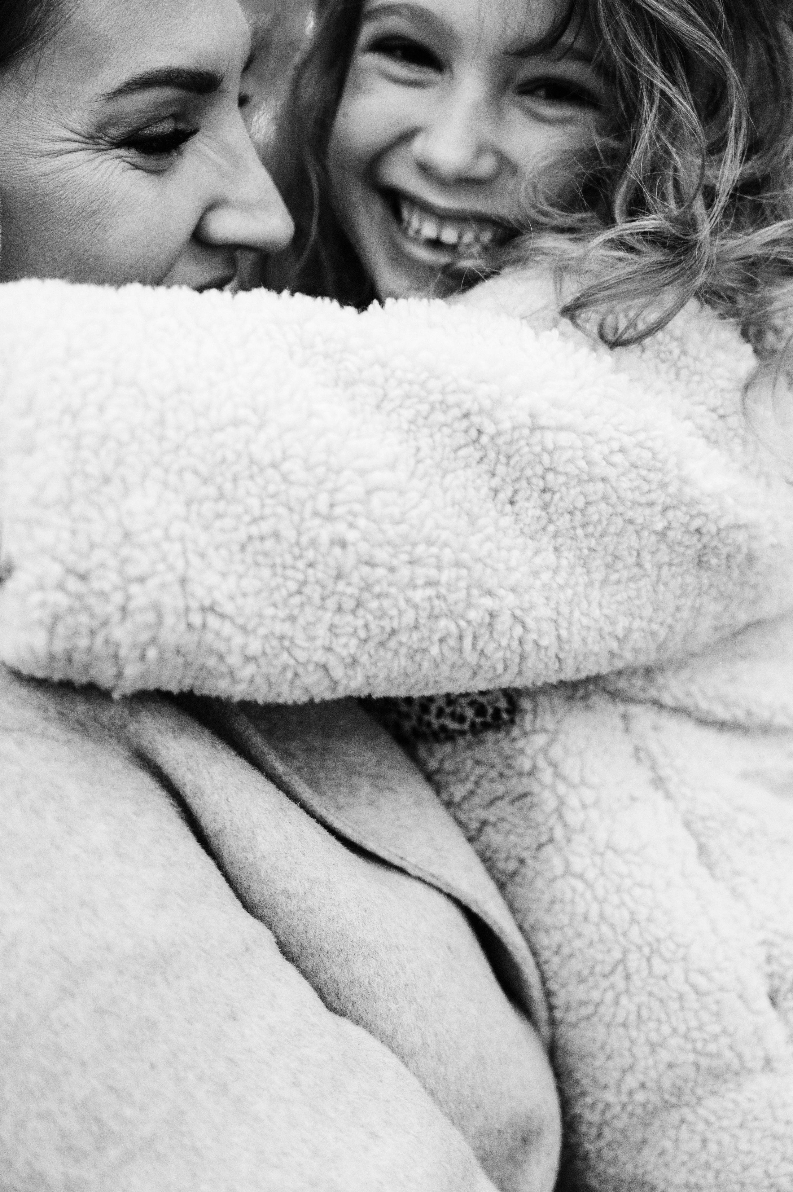 Юля и Оля. Профессиональный фотограф беременности в СПБ. Стильные фотосессии беременности в стиле минимализм и классическая фотография