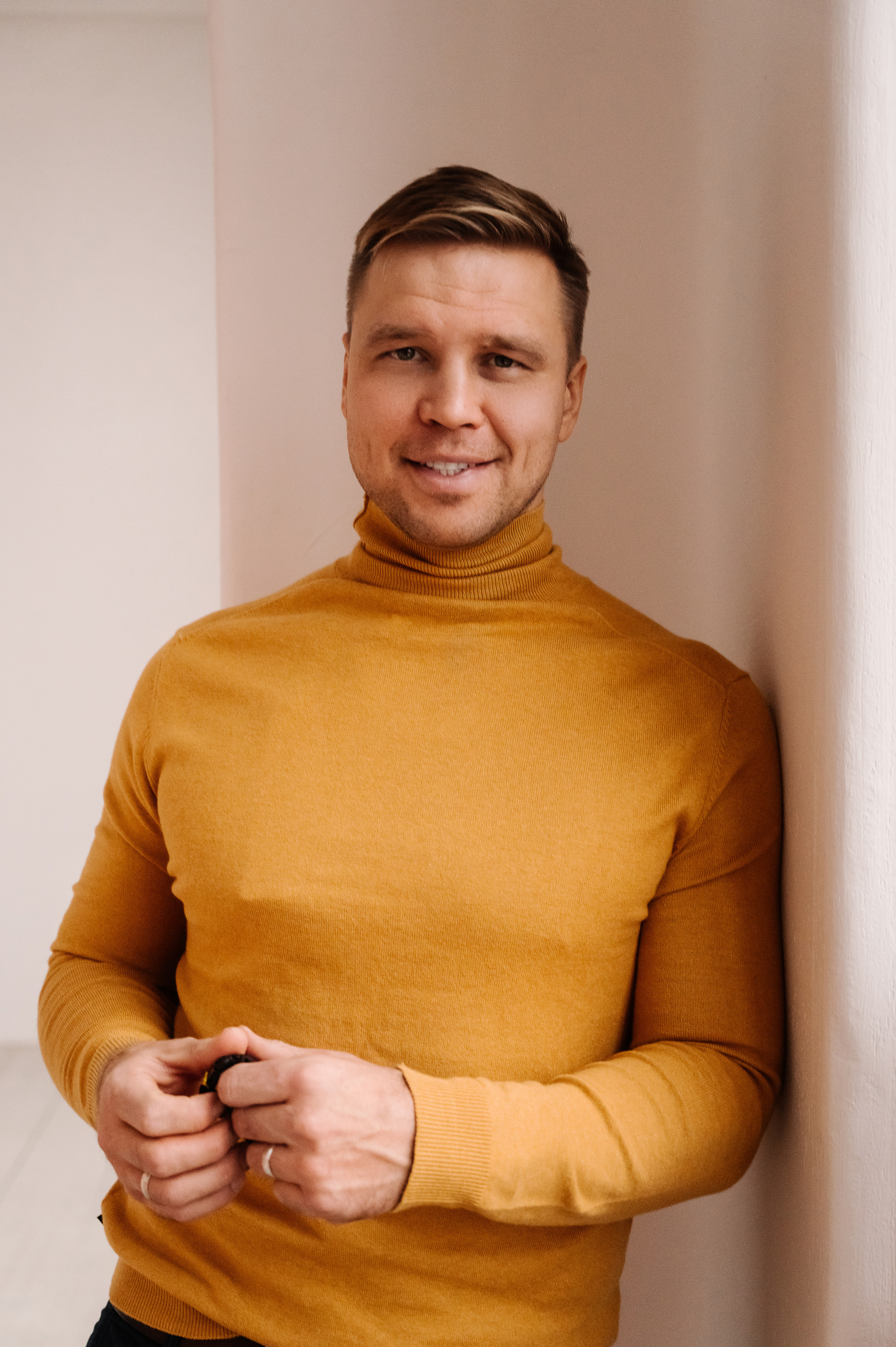 Лиза и Саша. Профессиональный фотограф беременности в СПБ. Стильные фотосессии беременности в стиле минимализм и классическая фотография