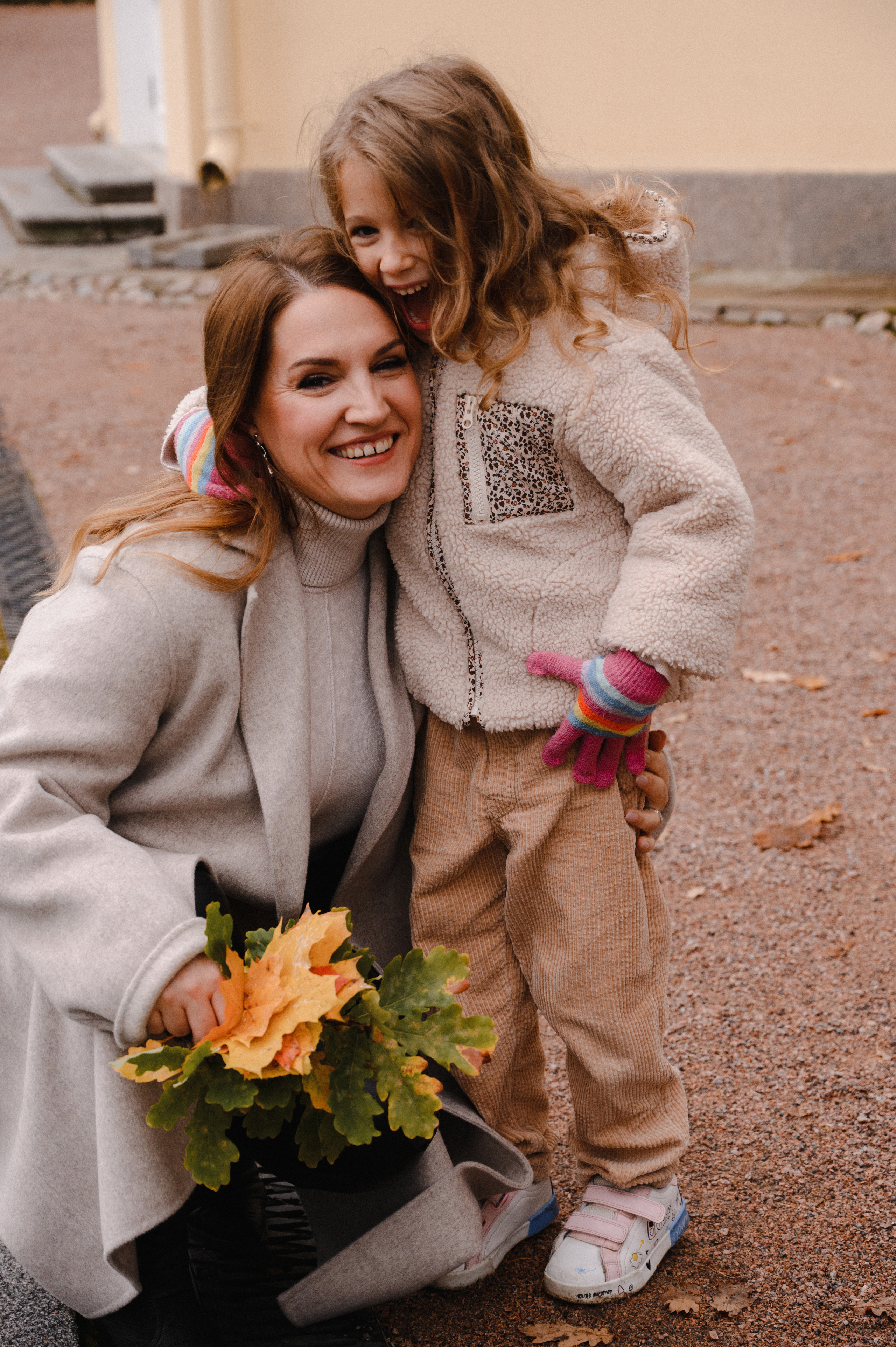 Юля и Оля. Профессиональный фотограф беременности в СПБ. Стильные фотосессии беременности в стиле минимализм и классическая фотография