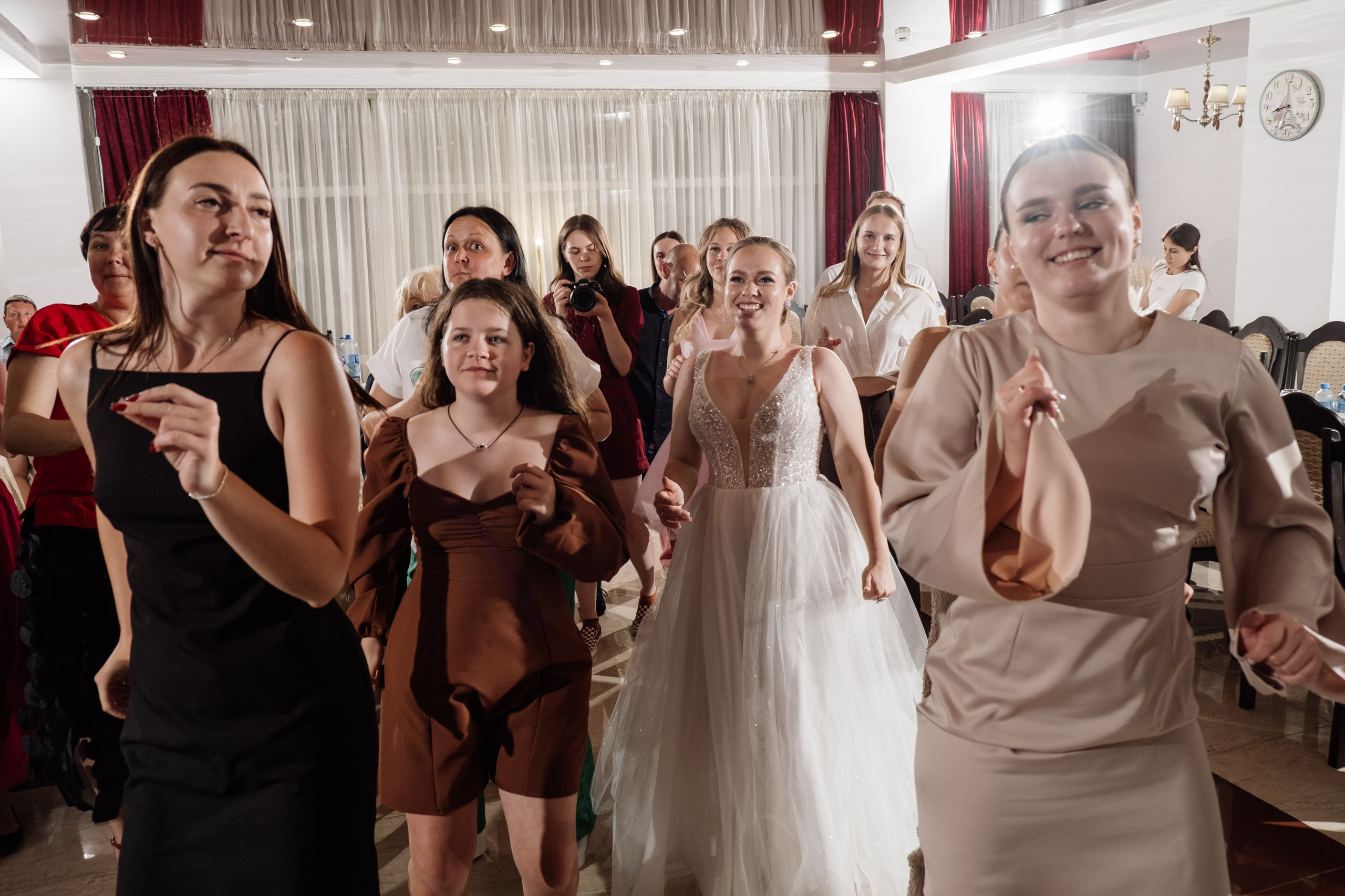 Свадебный ретопртаж. Профессиональная фотосъемка в Крыму. Натуральные эмоции и живые кадры. Забронируйте дату прямо сейчас!