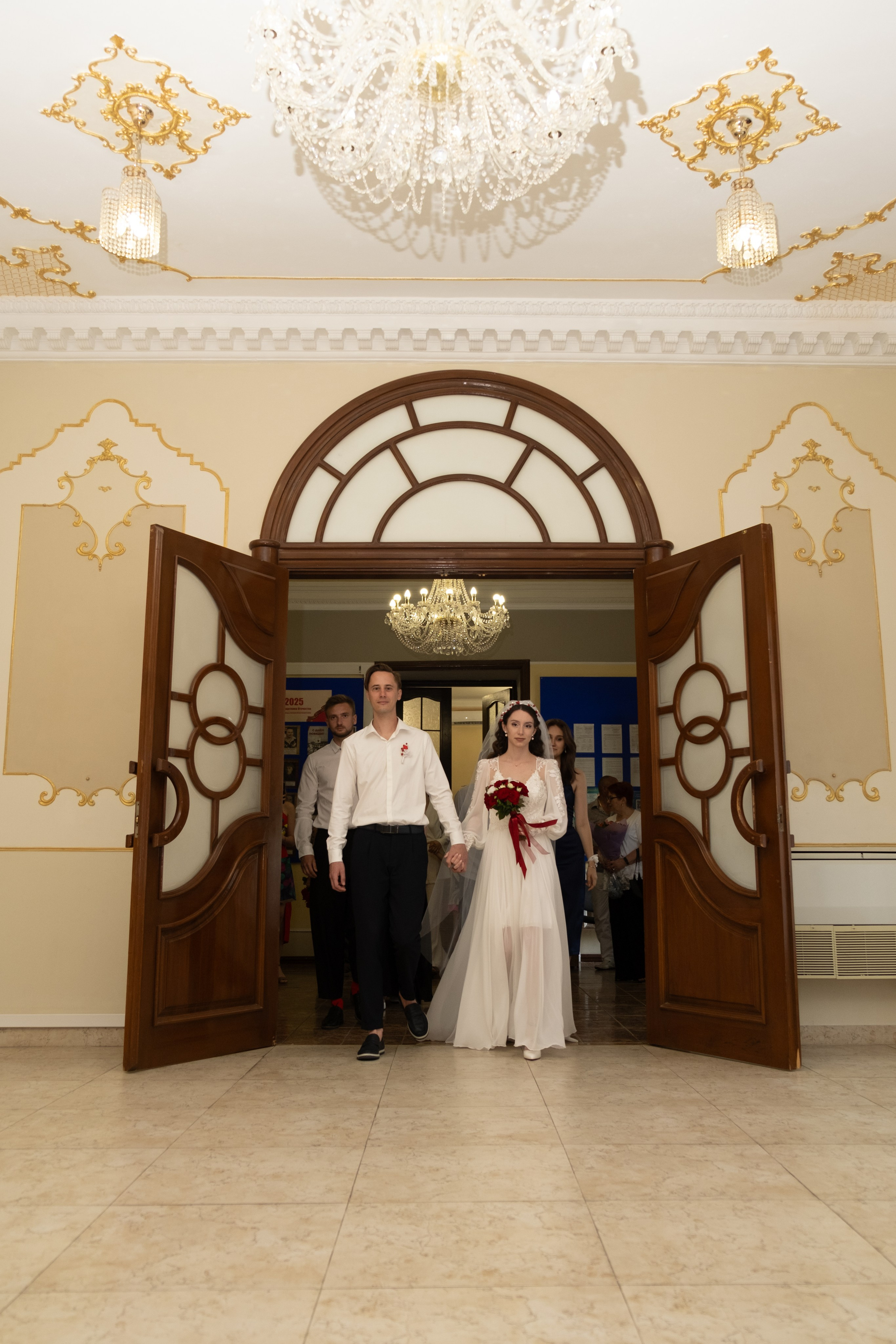 О+Д (ЗАГС, прогулка Центр и Парк Победы, банкет). Профессиональная фотосъемка в Крыму. Натуральные эмоции и живые кадры. Забронируйте дату прямо сейчас!