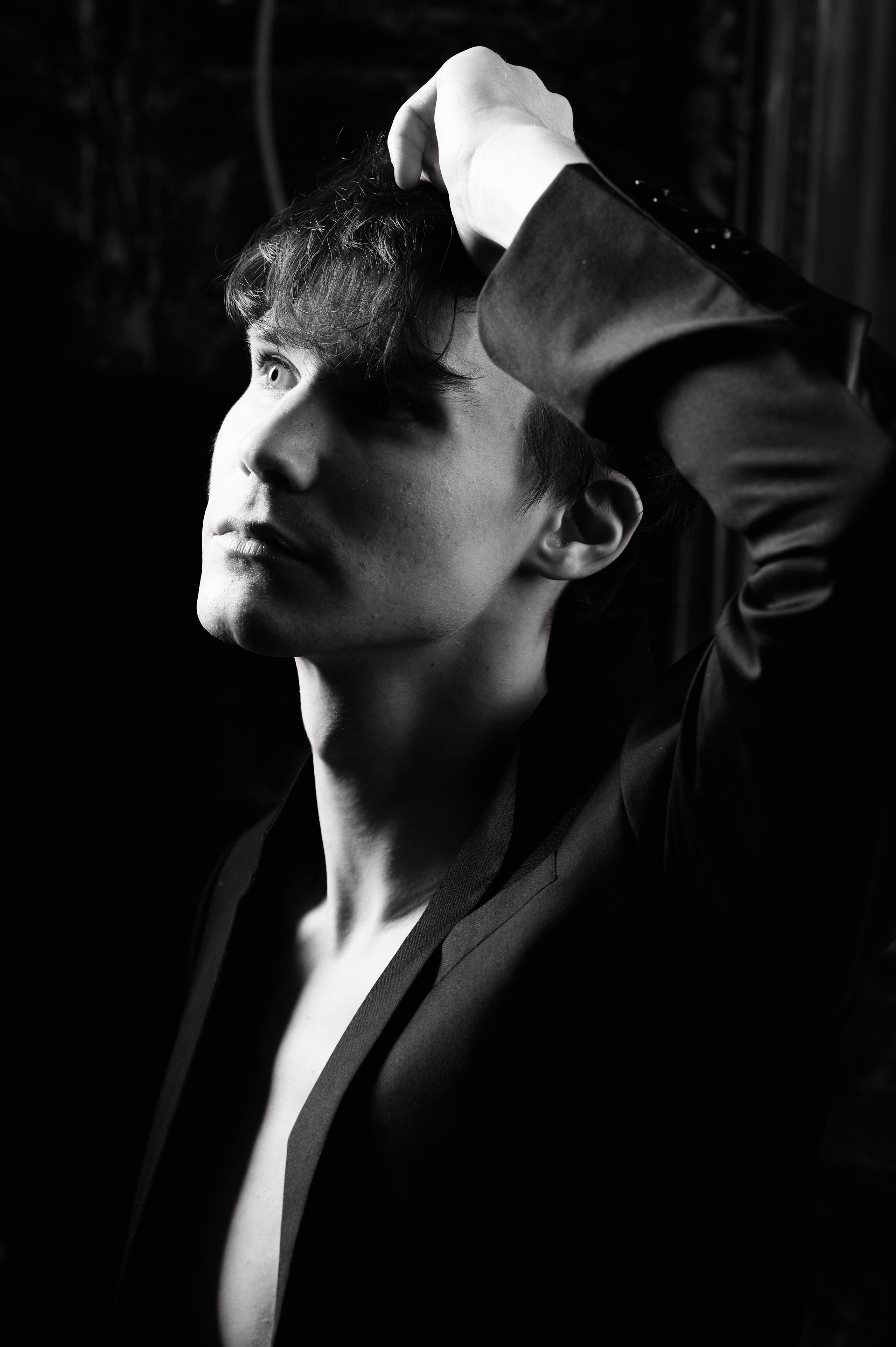 черно-белый мужской портрет