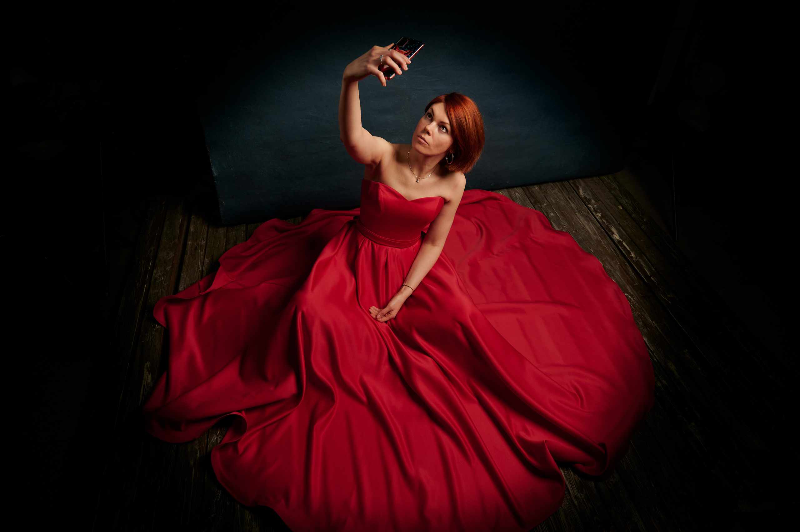 Студийная фотосессия девушки в красивом платье