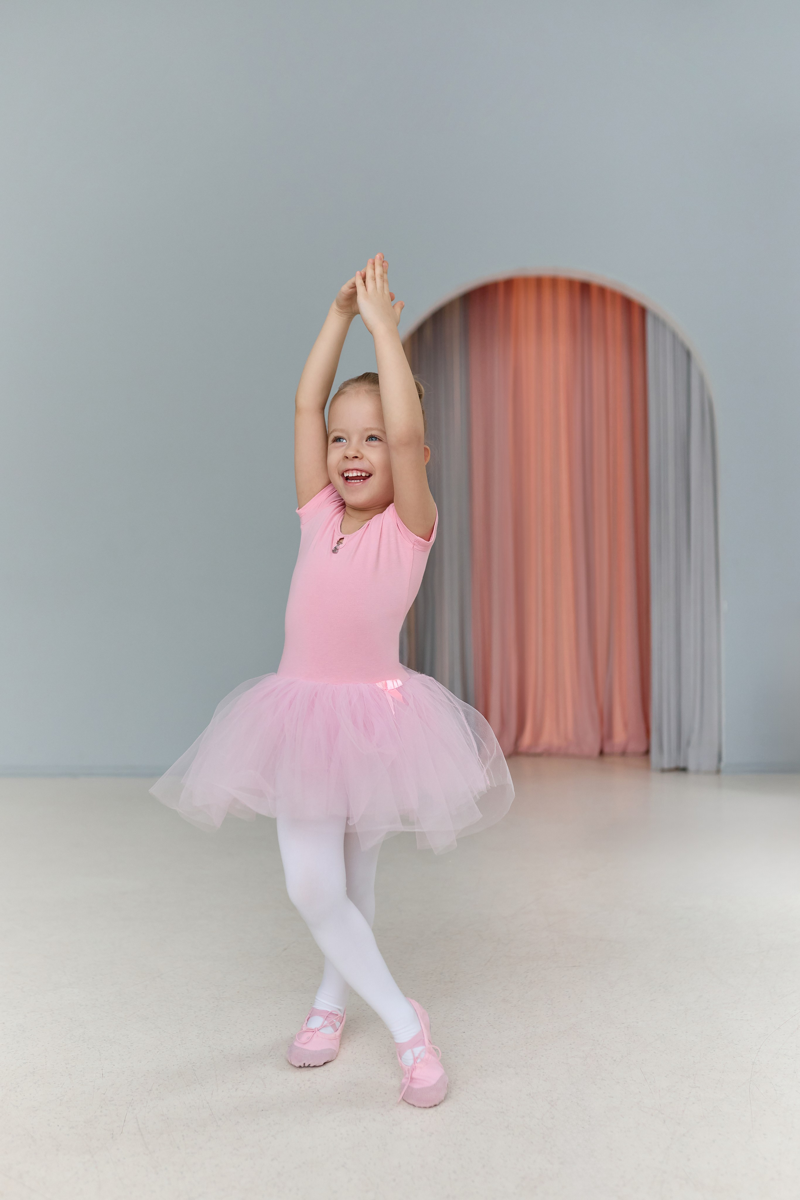 Семейная съемка в фотостудии. Сестры Карабаза. Фотографы и ретушеры в Москве и Санкт-Петербурге