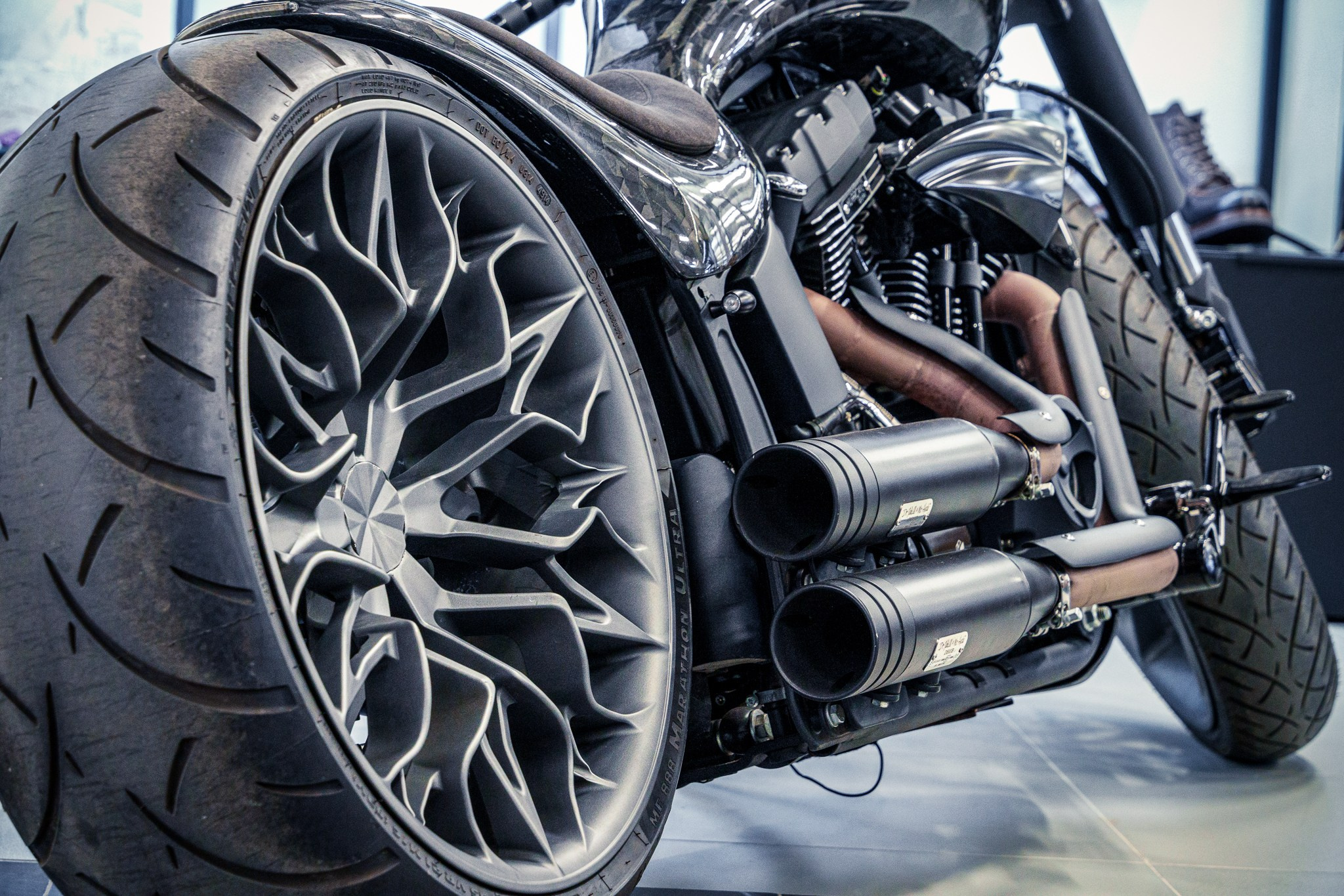 Авторская фотография карбонового мотоцикла GAZ, съёмка в помещении