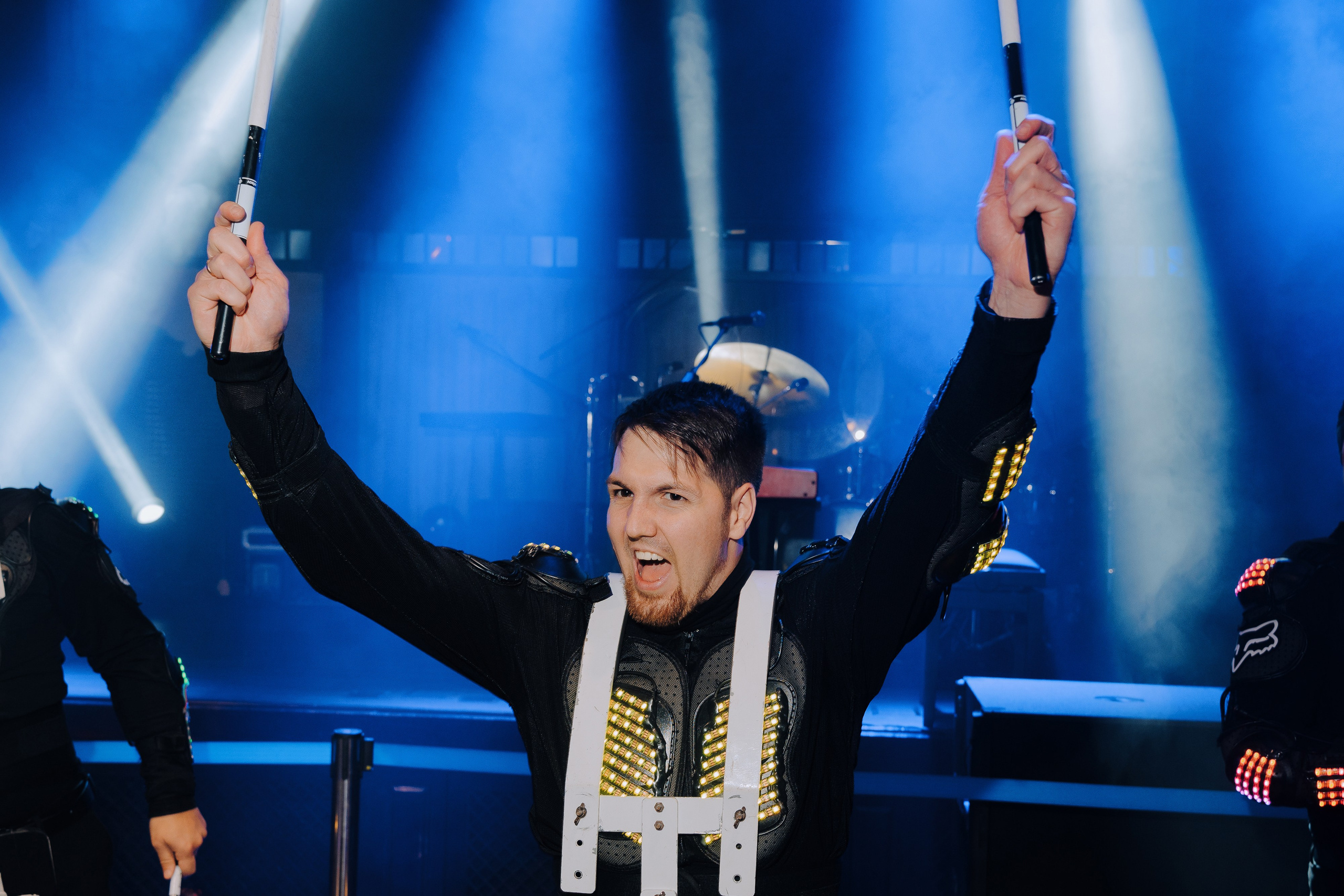 20 ЛЕТ МЕГАПОЛИС ЧЕЛЯБИНСК ХЕДЛАЙНЕР ЕЛКА. Репортажный фотограф Зуев Роман г. Челябинск