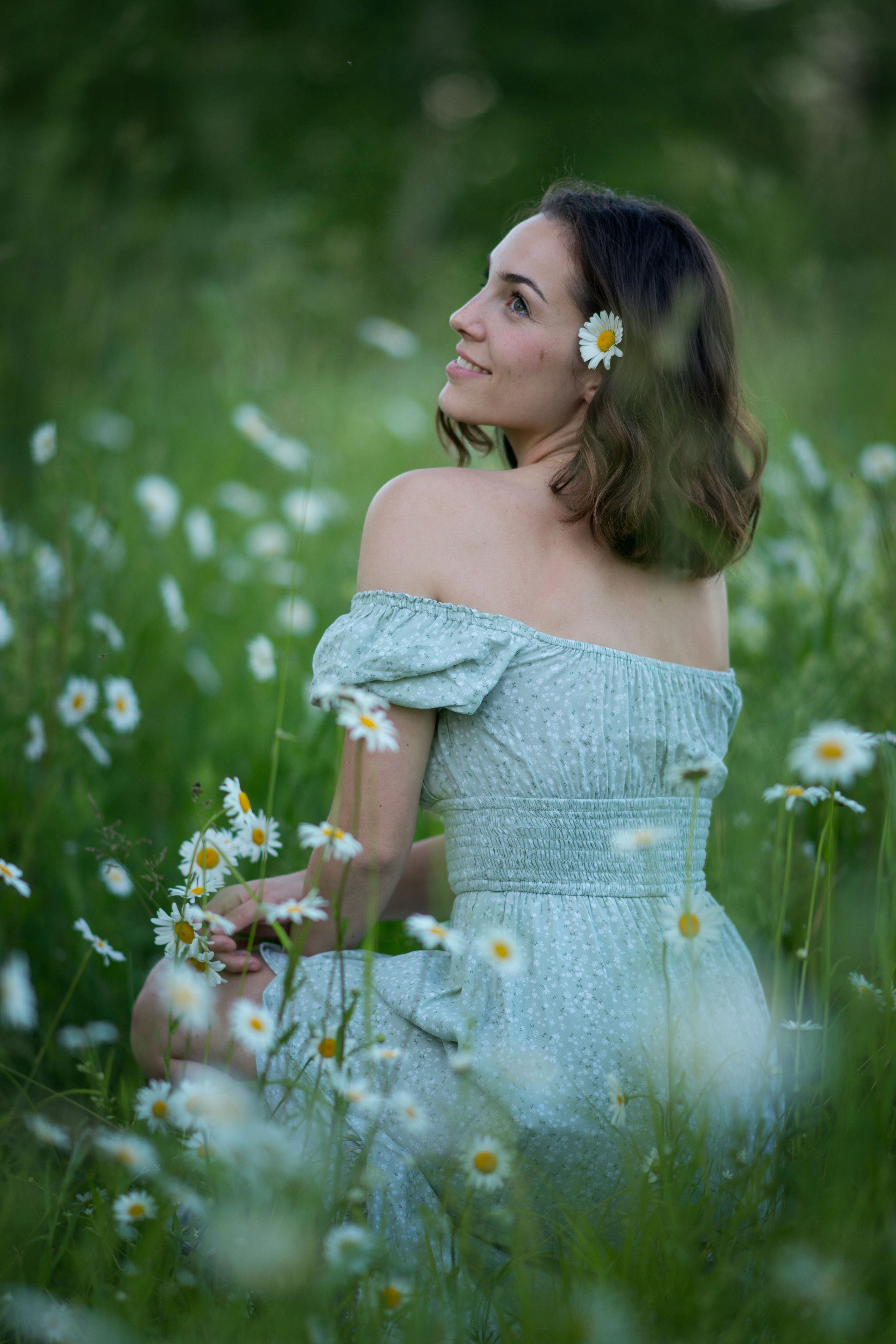 Женский портрет в ромашковом поле Москва
