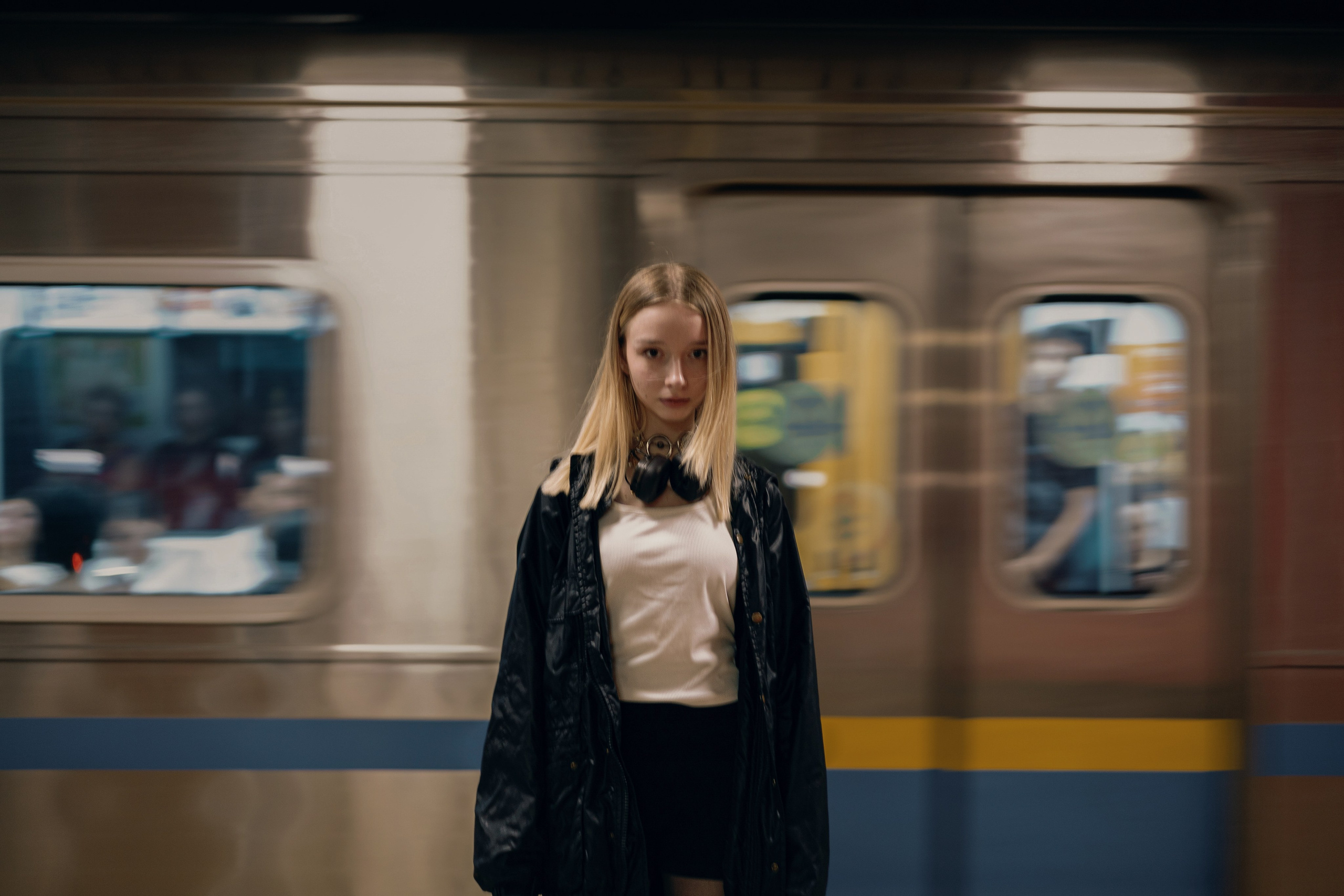Фотосессия в стиле урбан — девушка на фоне движущегося поезда метро