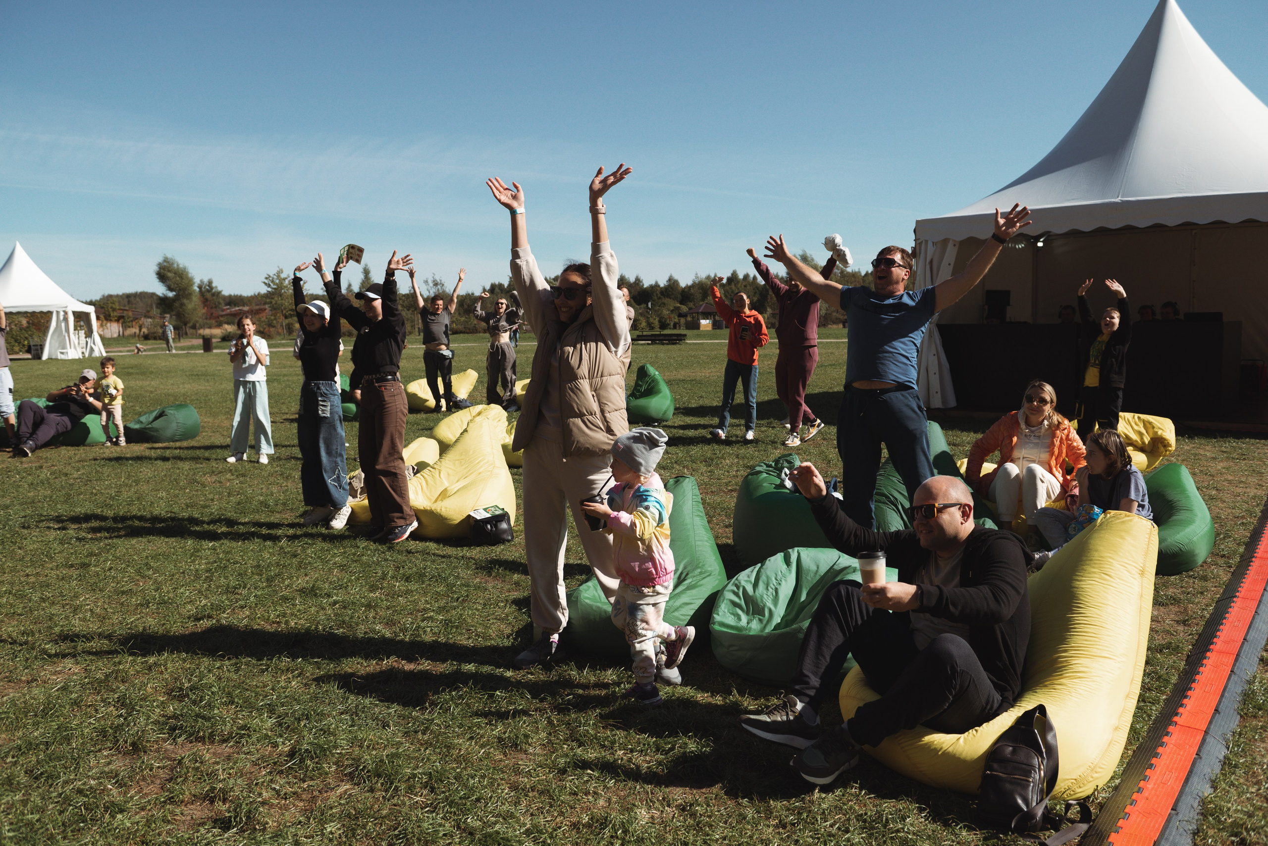 Фестиваль «Широта» и показ в «Азимут» Переславль-Залесский. Фотограф Москва Настя Профотовна. Репортажные, свадебные и контент фотосессии