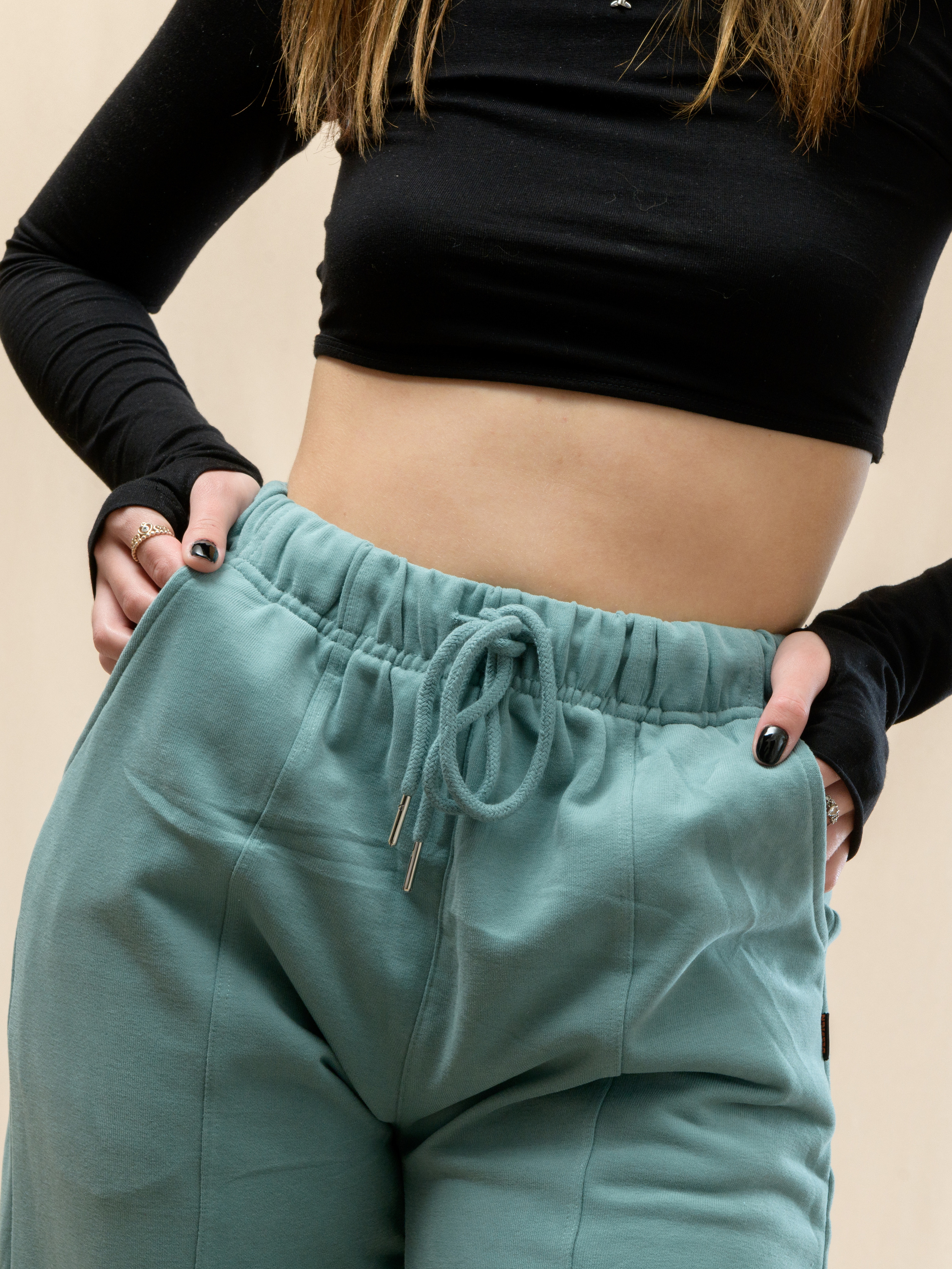 крупным планом пояс спортивных штанов на девочке