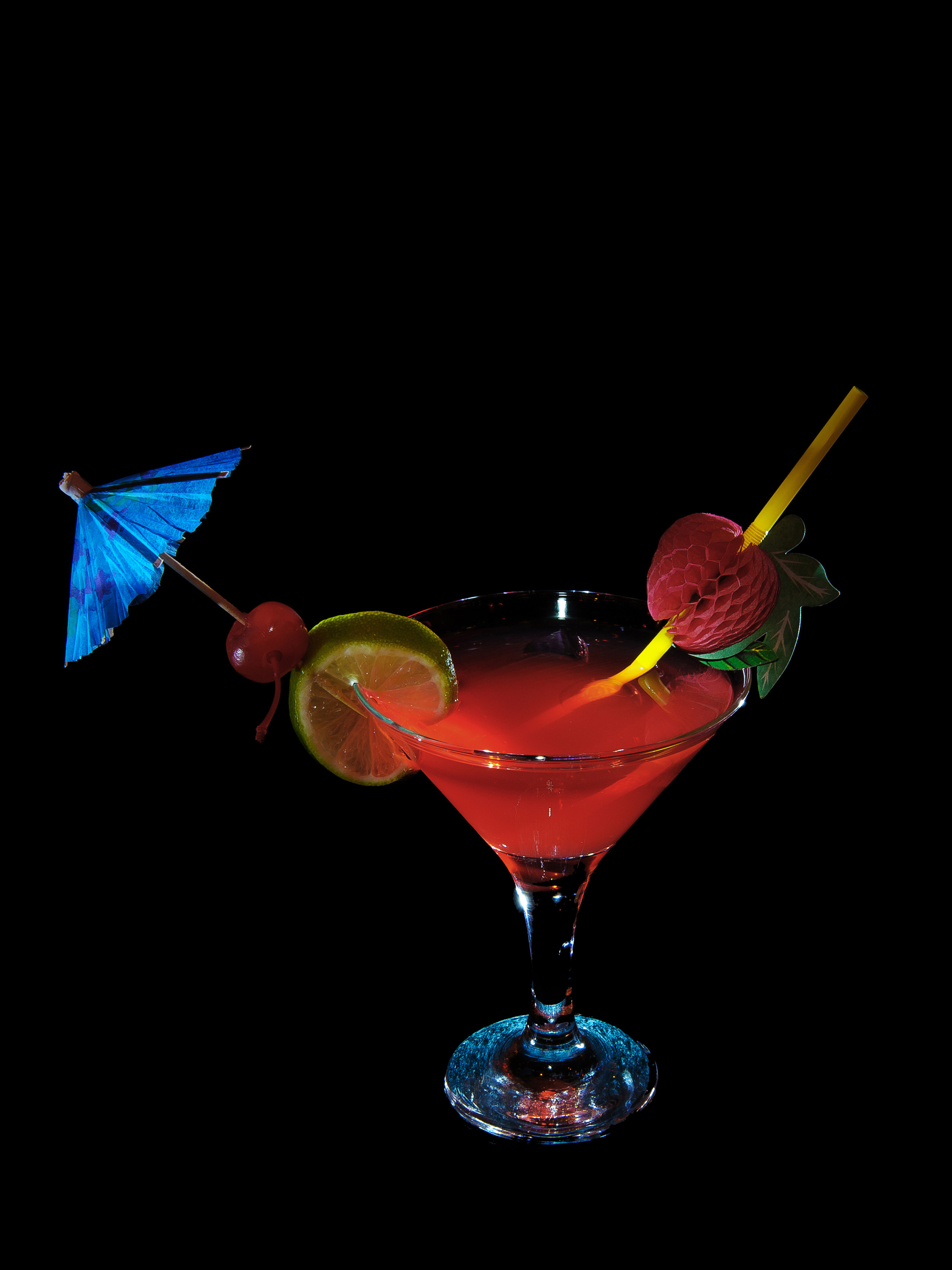 коктейль на черном фоне с подсветкой