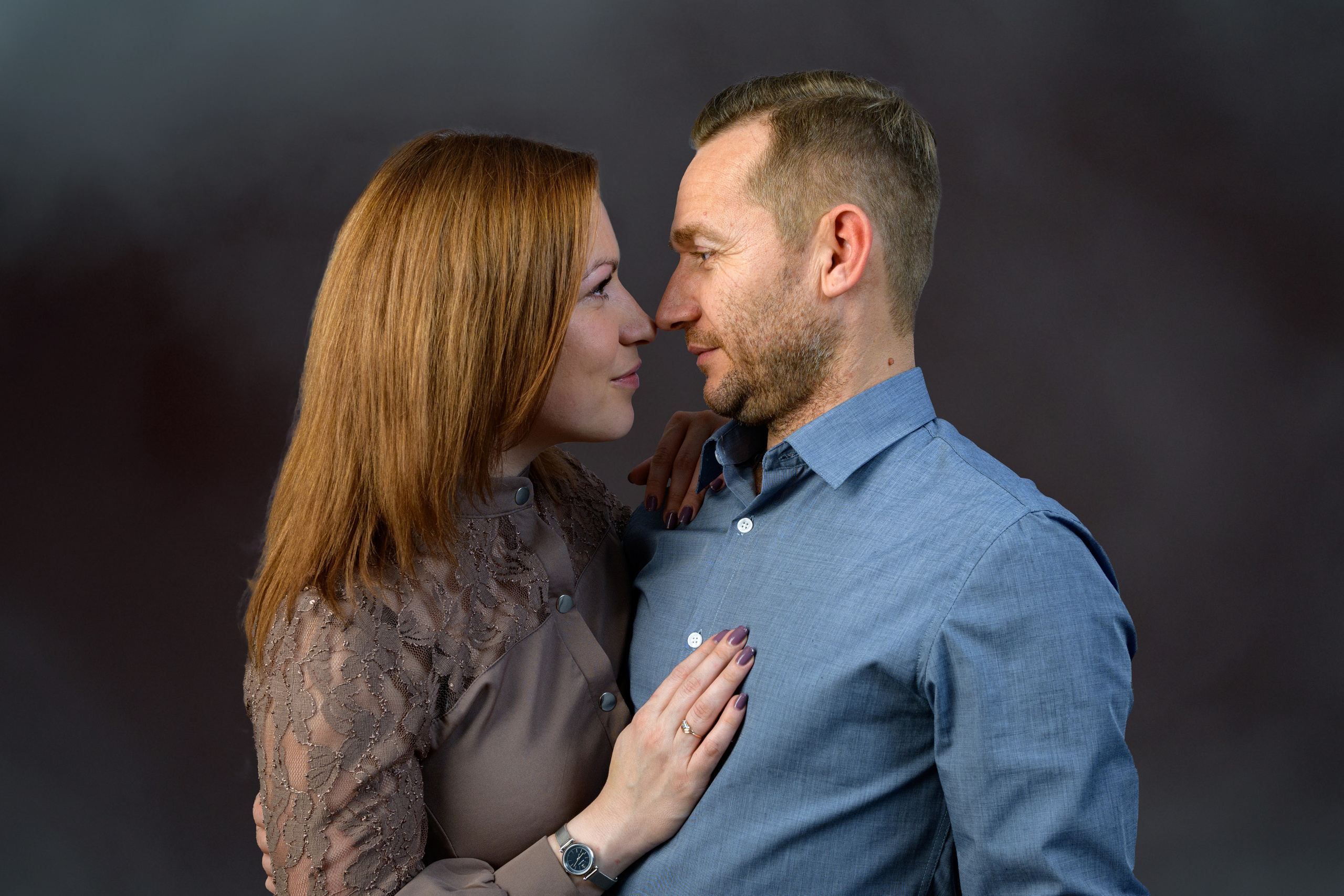 влюбленная пара смотрят друг на друга на темном фоне фотосессия в студии