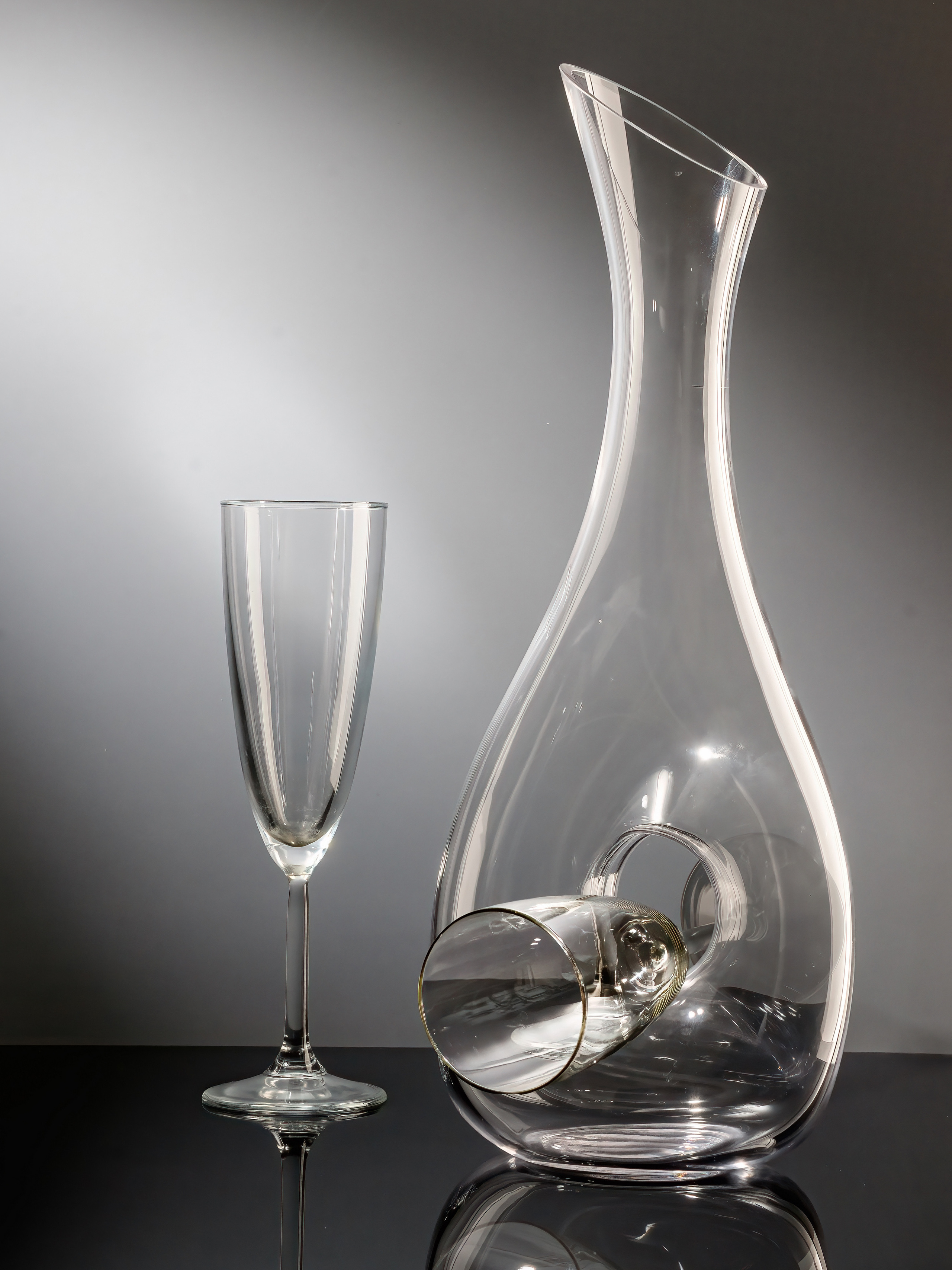 композиционное фото графина с бокалами один из которых продет в отверстие в графине