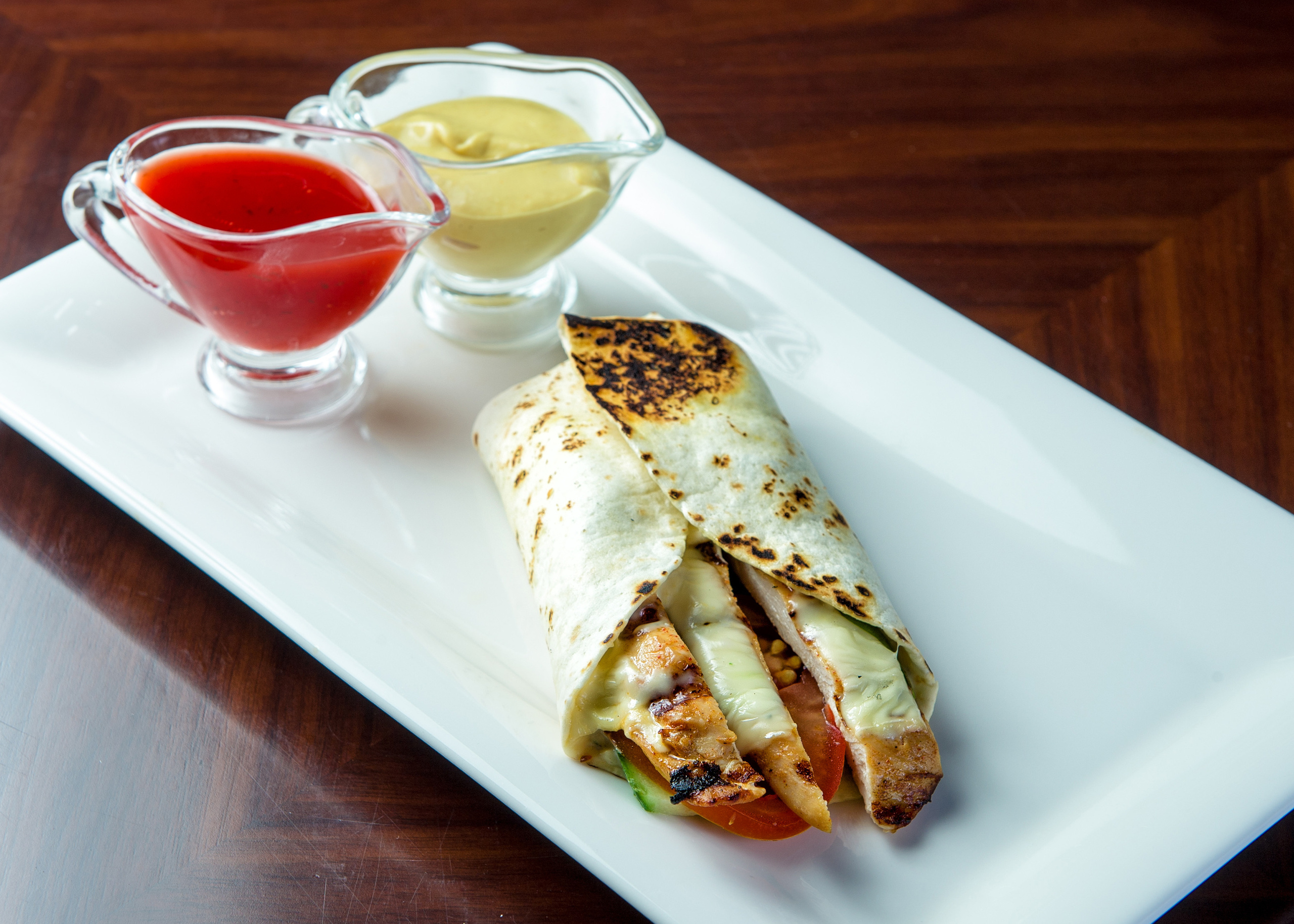 фотография блюда для меню ресторана на белом блюде в лаваше две соусницы с соусами