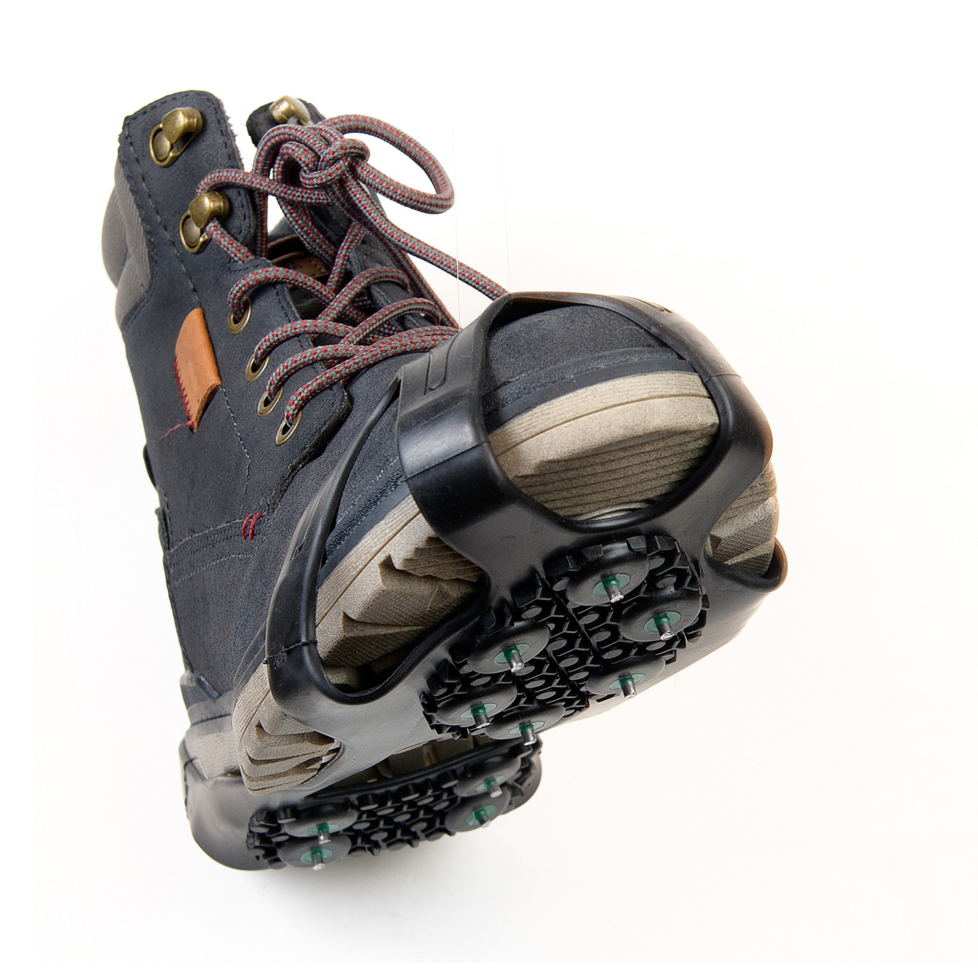 ботинок стоящий на каблуке с поднятым мыском что бы показать надетые на него ледоступы