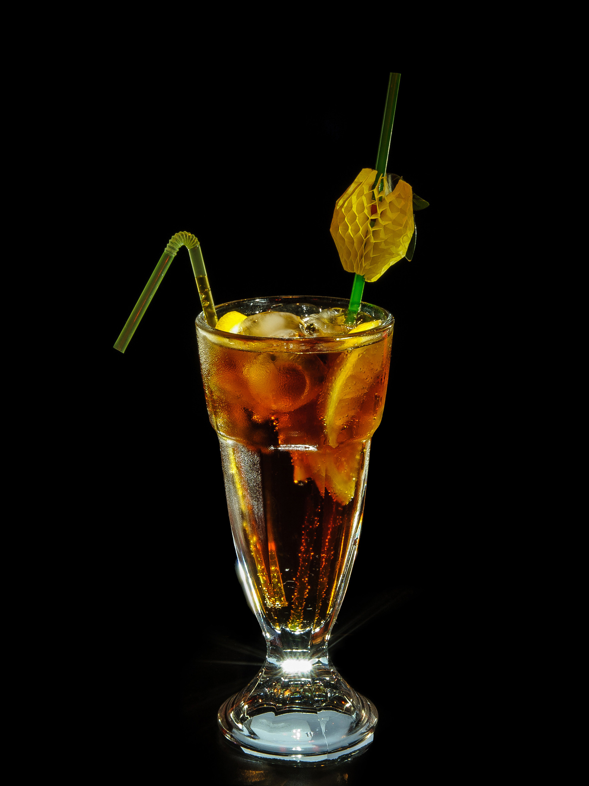 коктейль на черном фоне с подсветкой