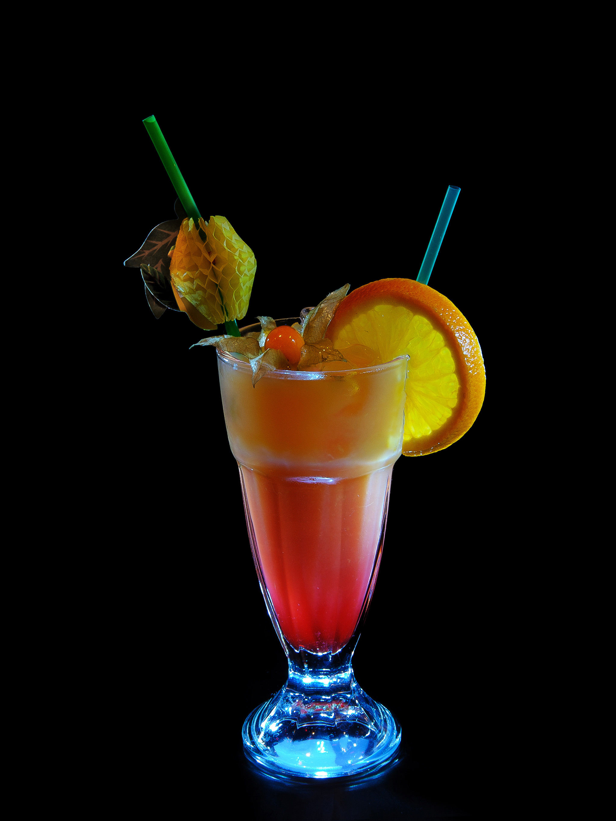 фотография коктейля на черном фоне техникой светопись