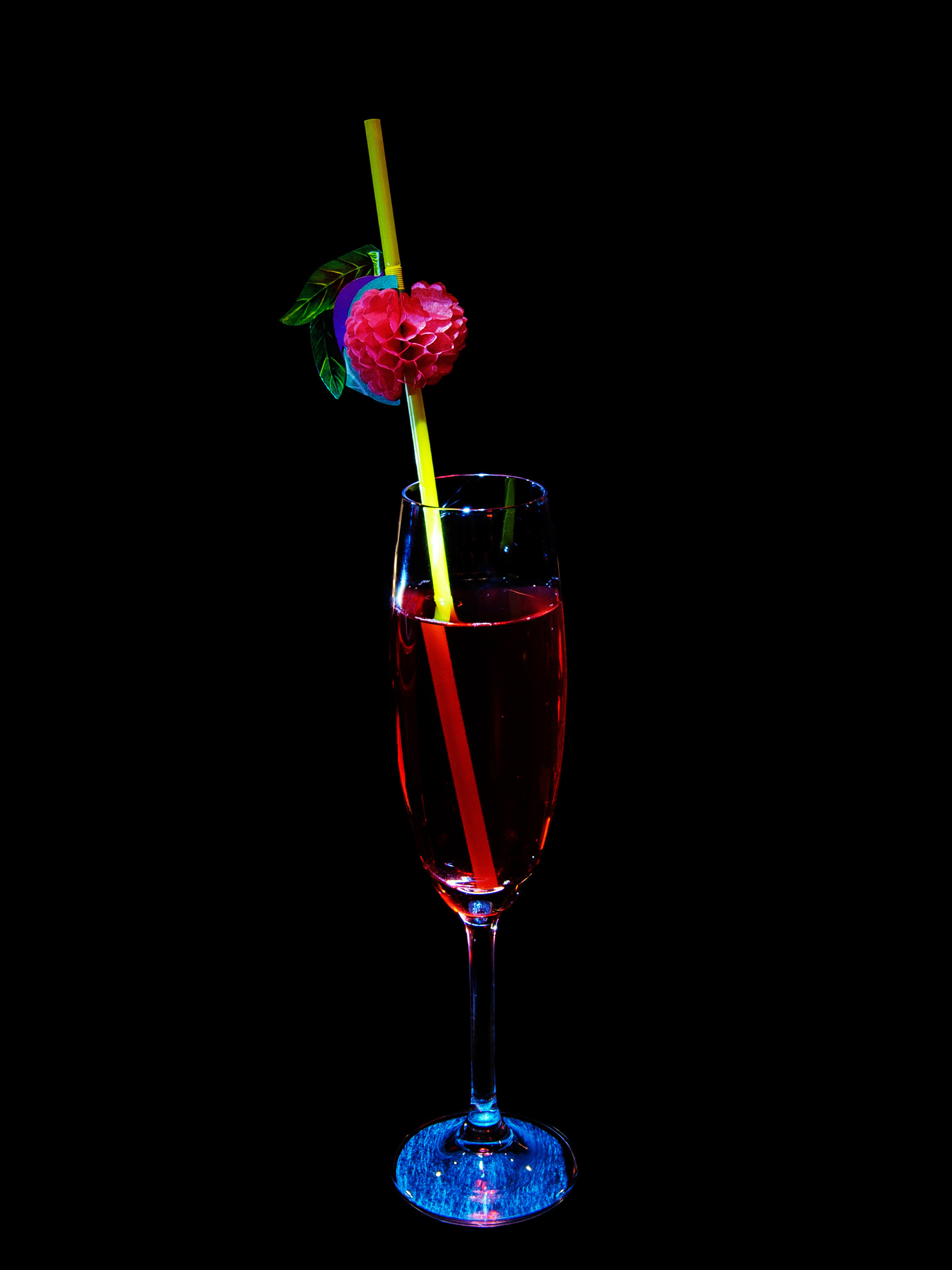 коктейль на черном фоне с подсветкой
