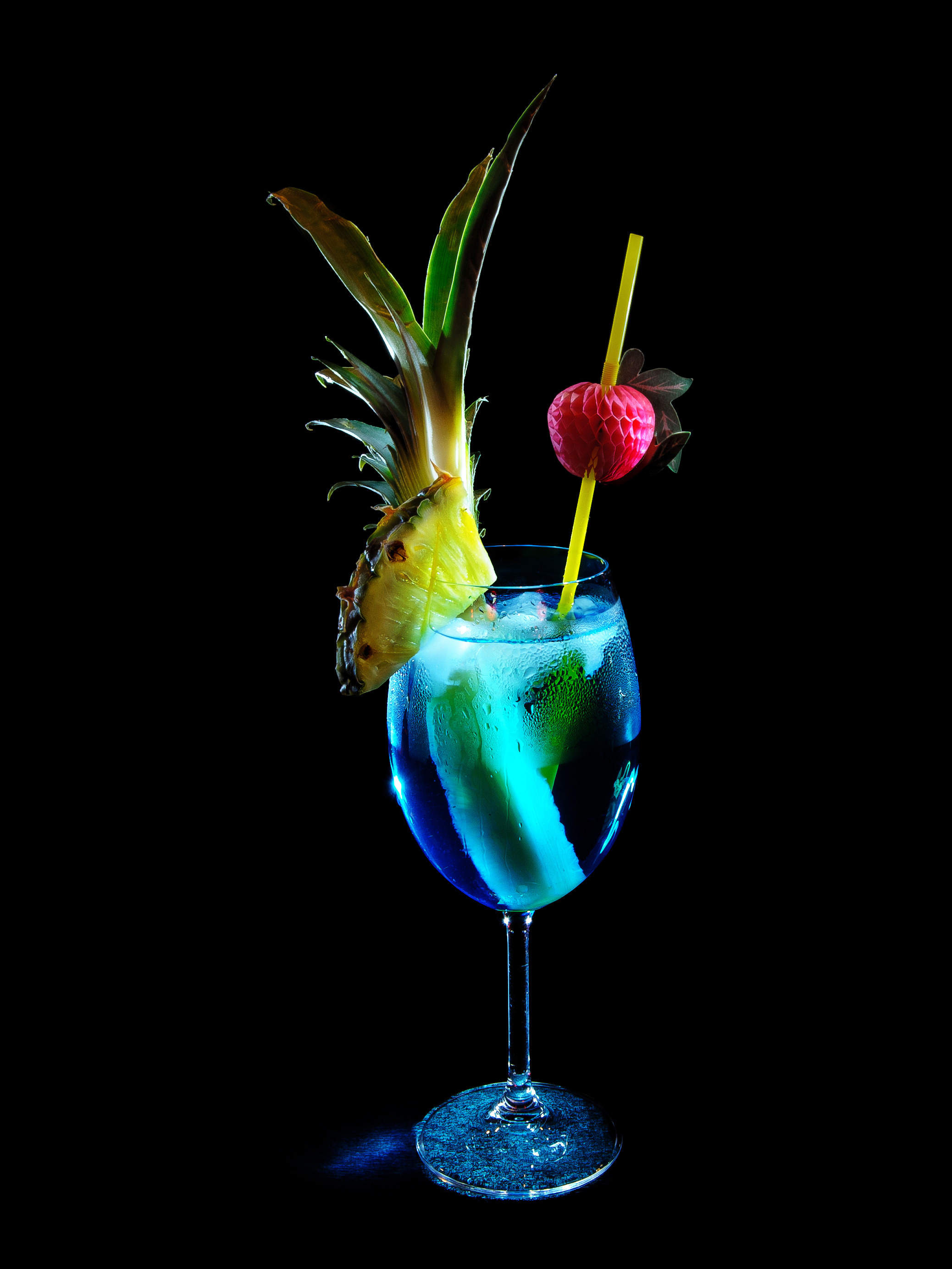 коктейль на черном фоне с подсветкой