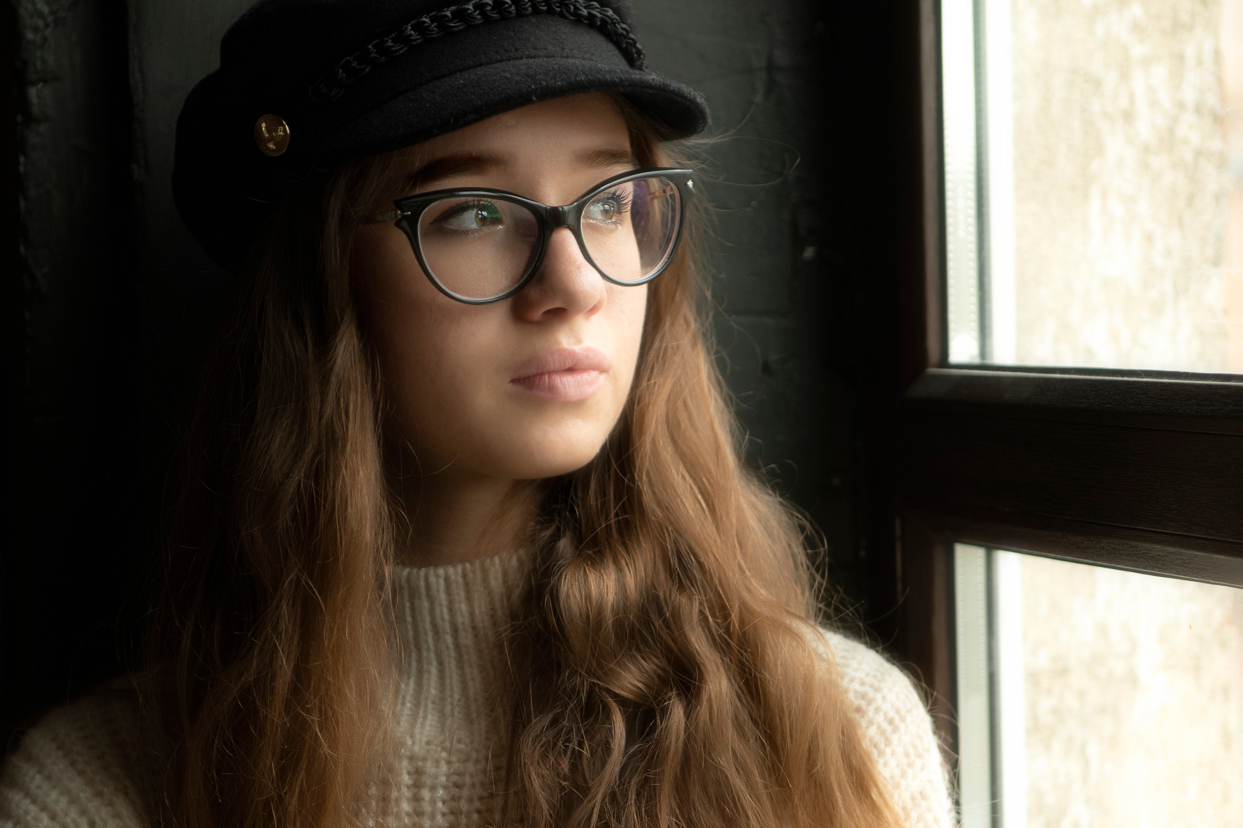 портрет с естественным светом от окна девушка в очках
