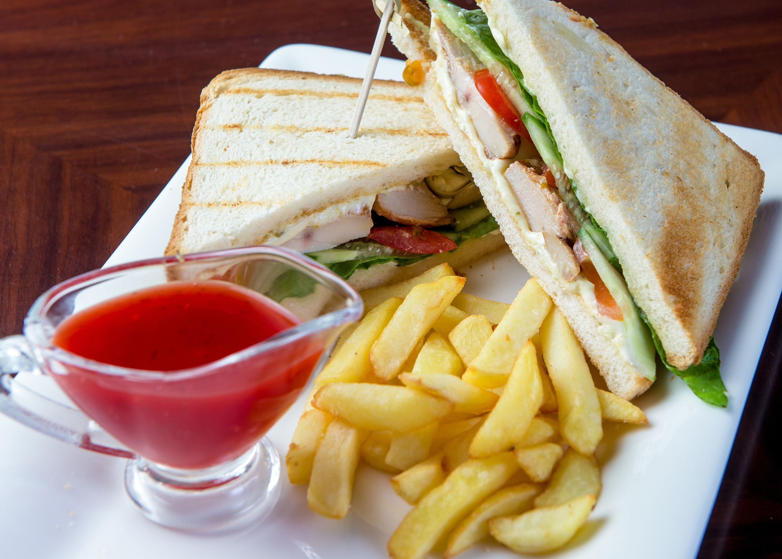 Предметная фотосъемка блюда для меню ресторана картошка фри и сэндвич соус в соуснице