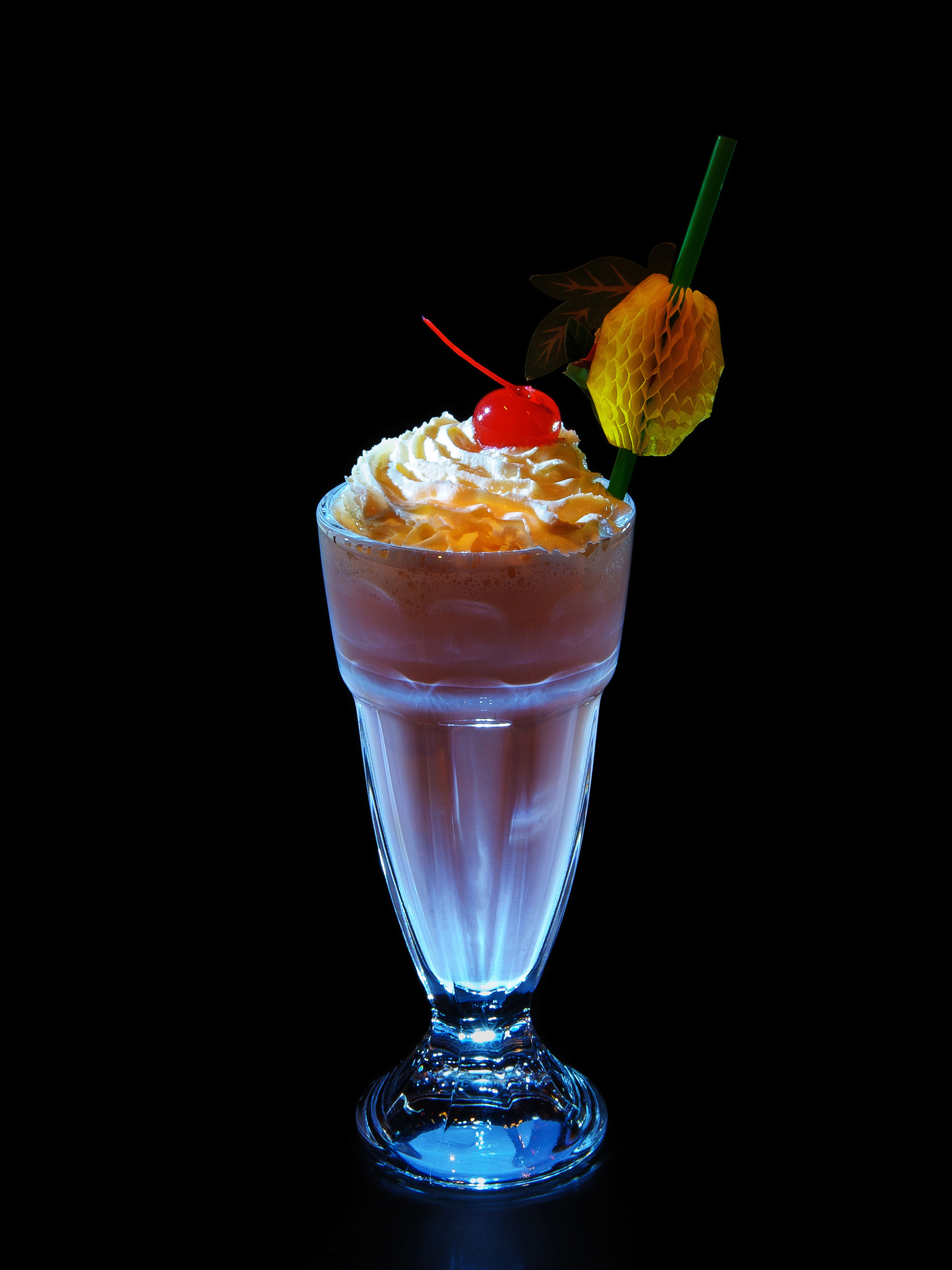 коктейль на черном фоне с подсветкой