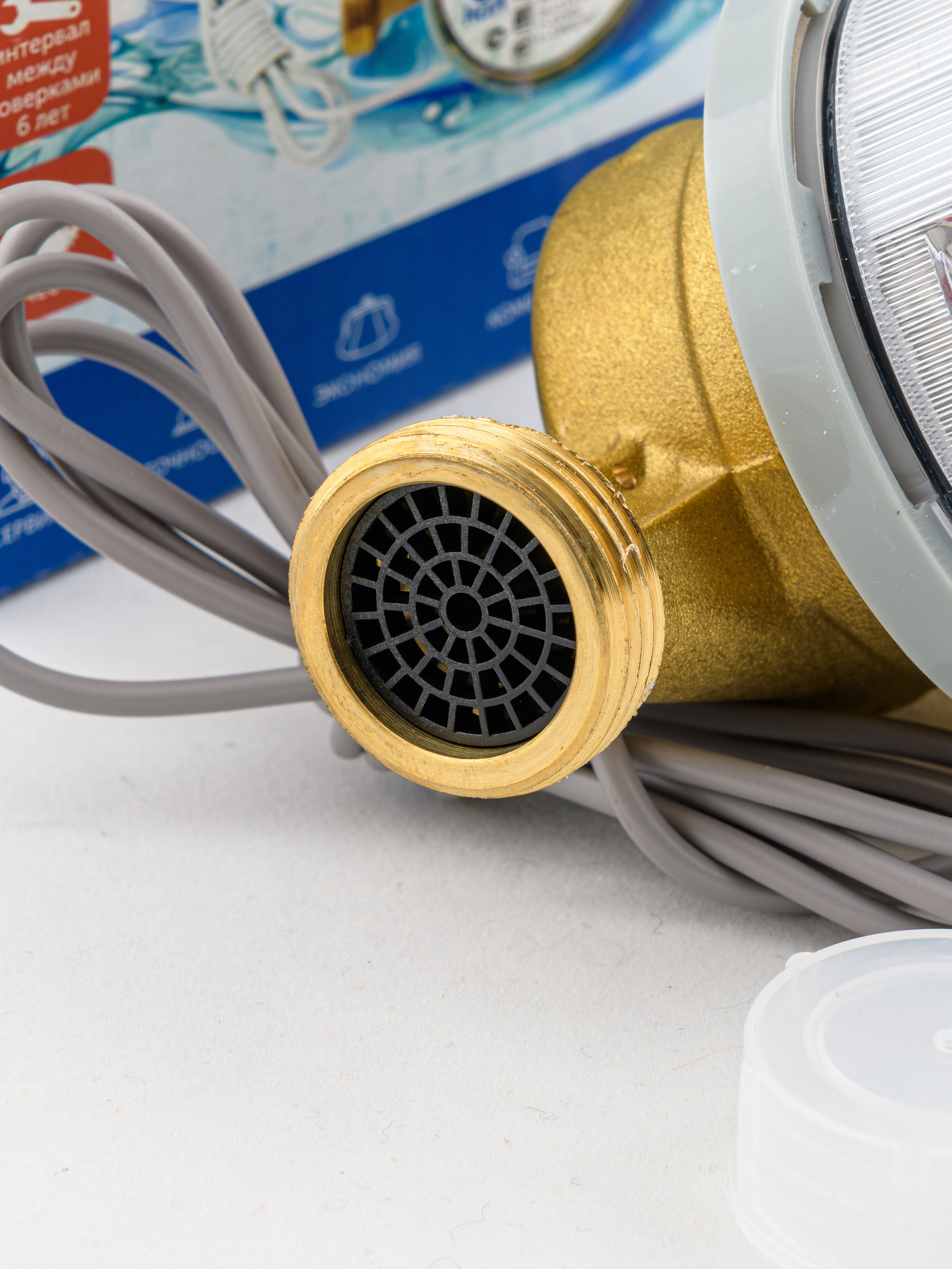 крупным планом показана сетка фильтрующая в приборе учета воды