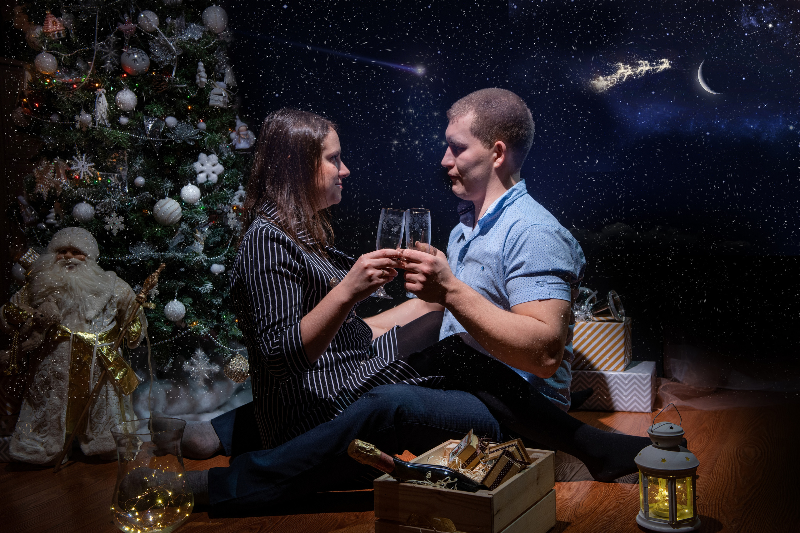 Влюбленная пара в новогоднюю ночь сидят держа друг друга за руки