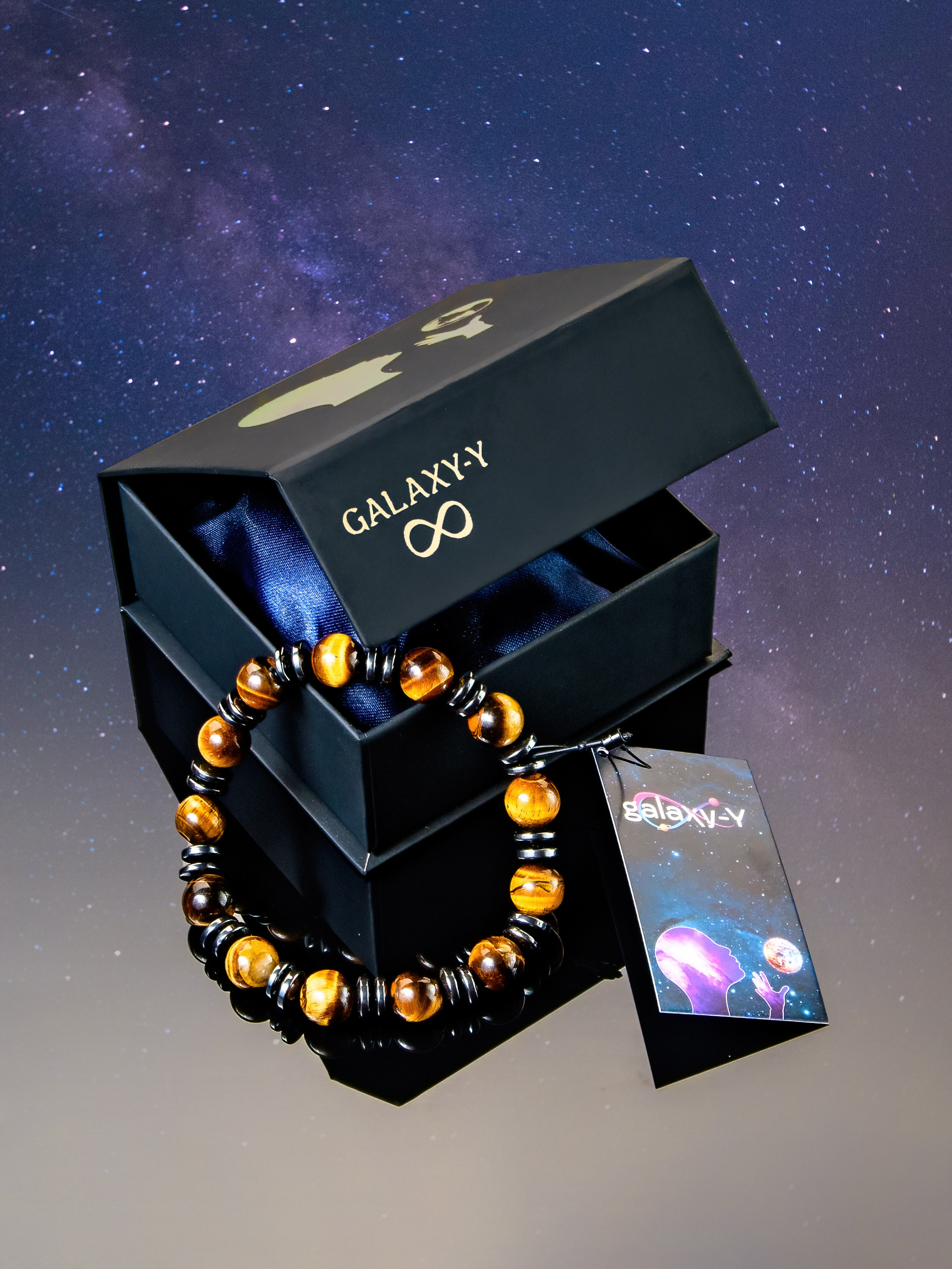 мужской браслет лежит рядом с упаковочной коробкой 