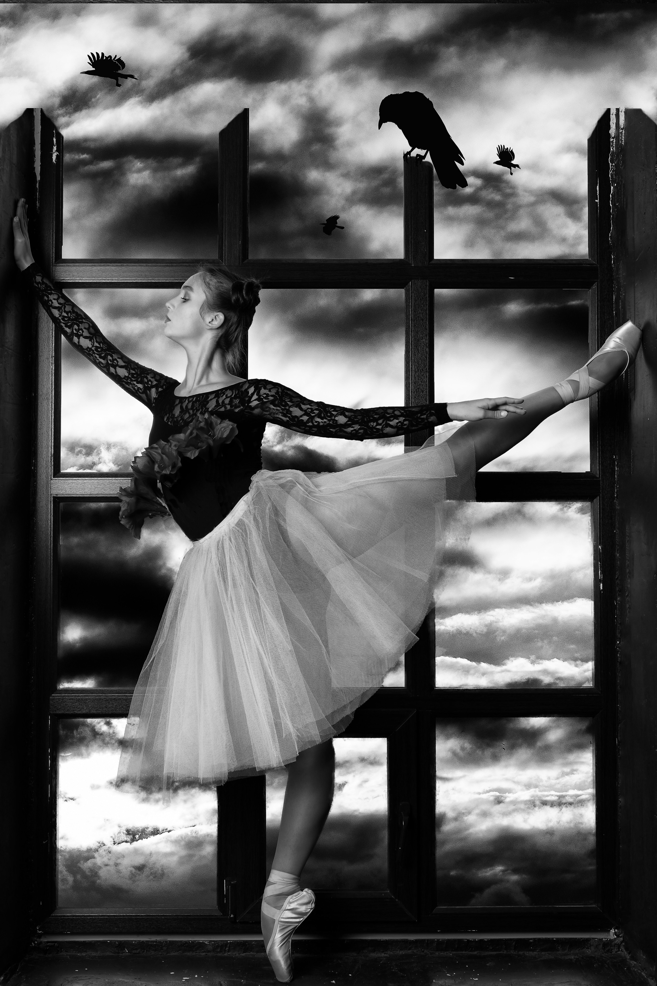 балерина на подоконнике держит ножку а за окном грозовые тучи