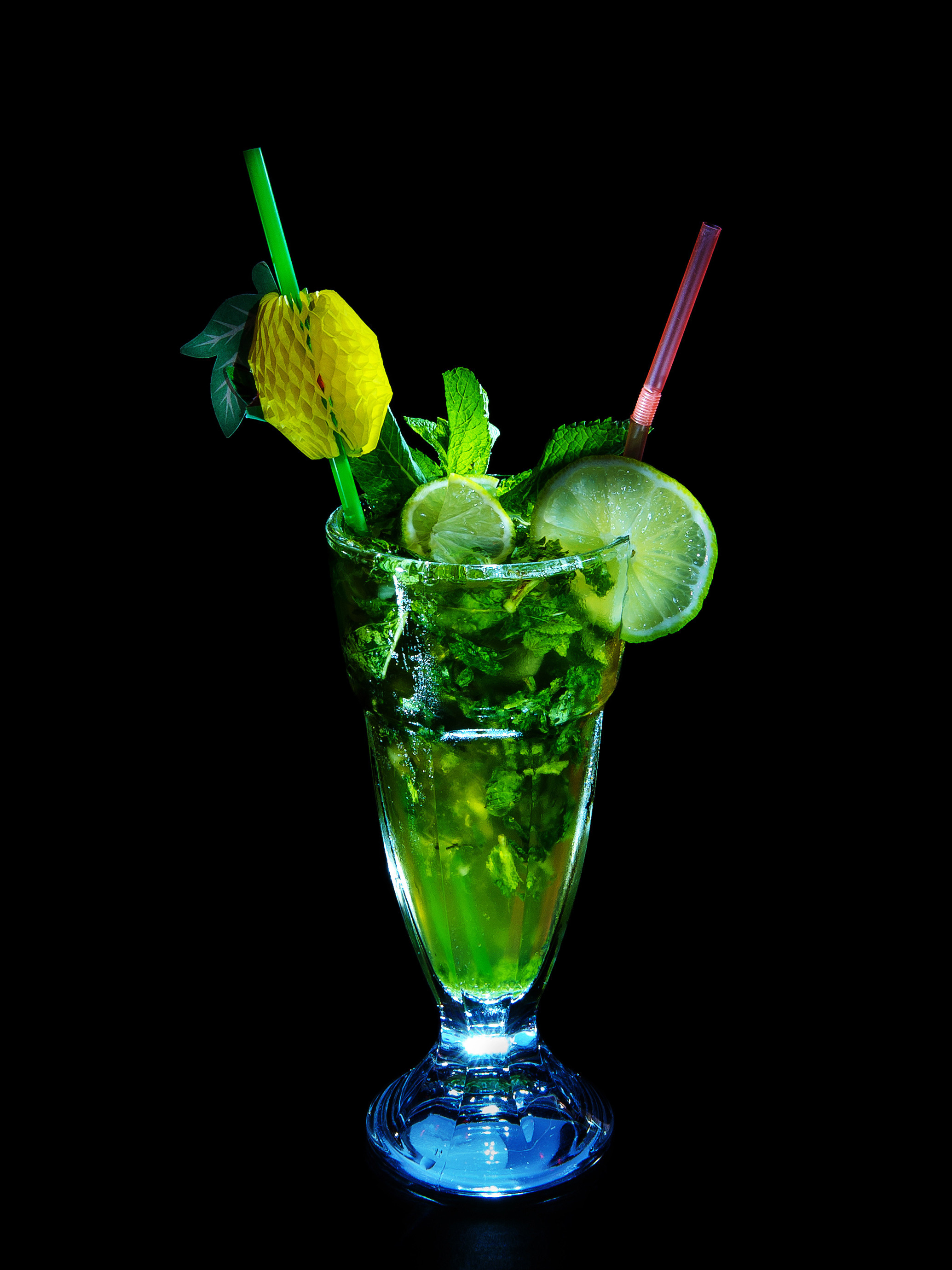 коктейль на черном фоне с подсветкой