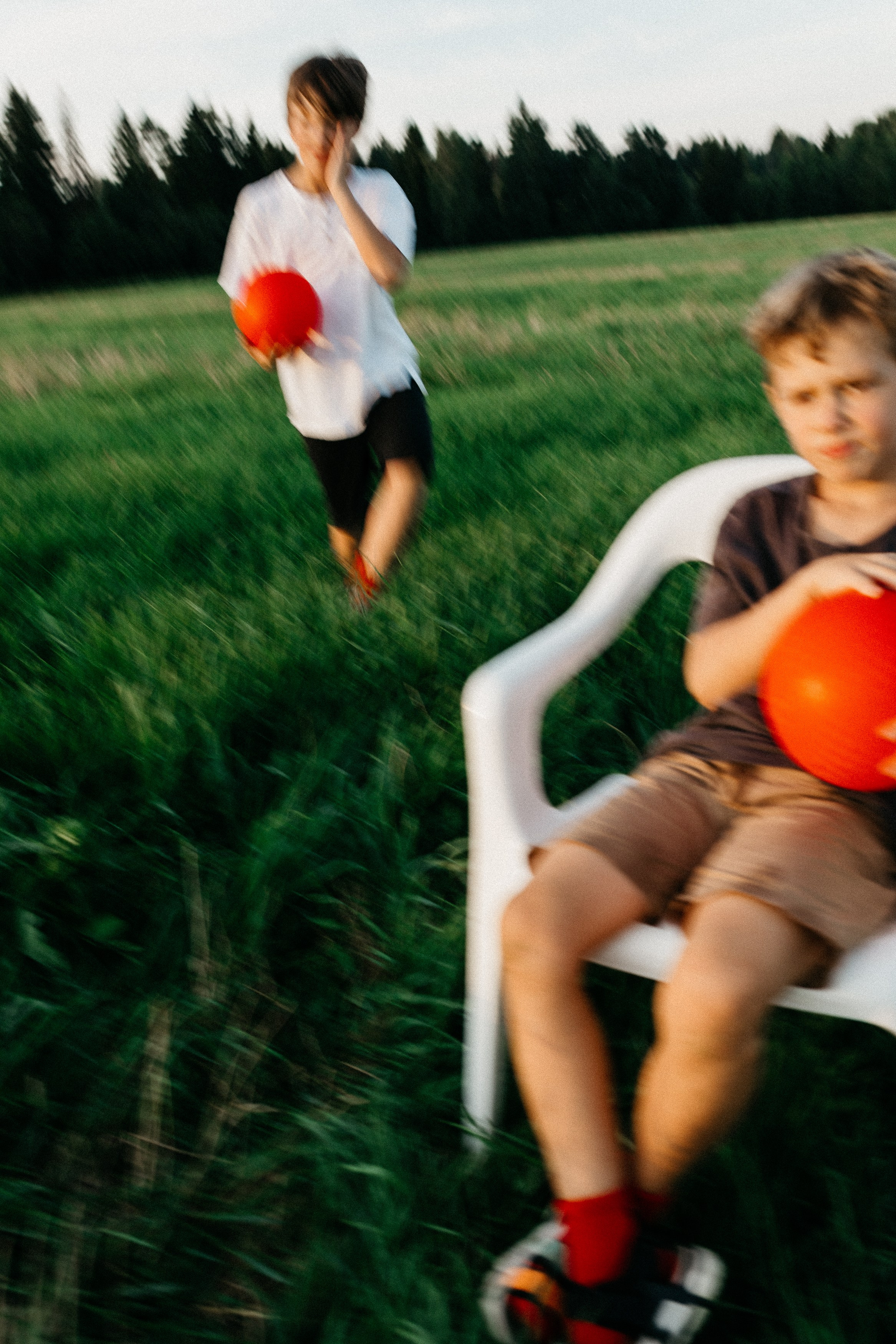 Фотосессия с красными мячами. Семейный фотограф Маша Тимофеева | Москва