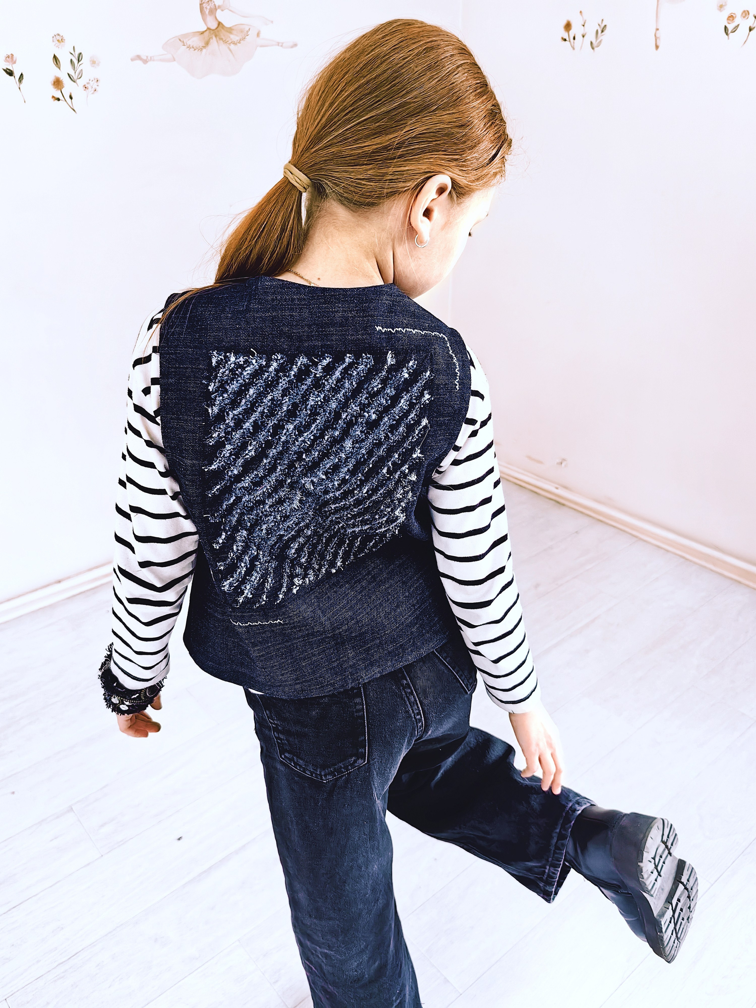 Дизайнерские жилетки из джинсы с декором в технике синель, росписью ткани, вышивка. Шьют дети. Владивосток. Школа для девочек во Владивостоке — Само Совершенство