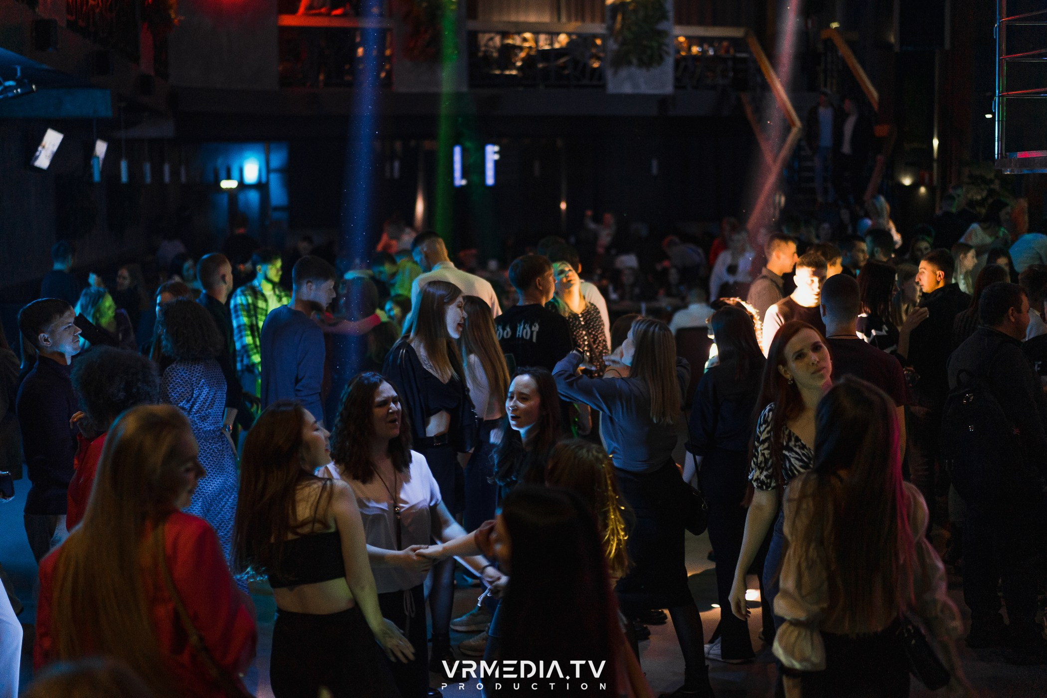 Бумажный дом в баре «Друзья»