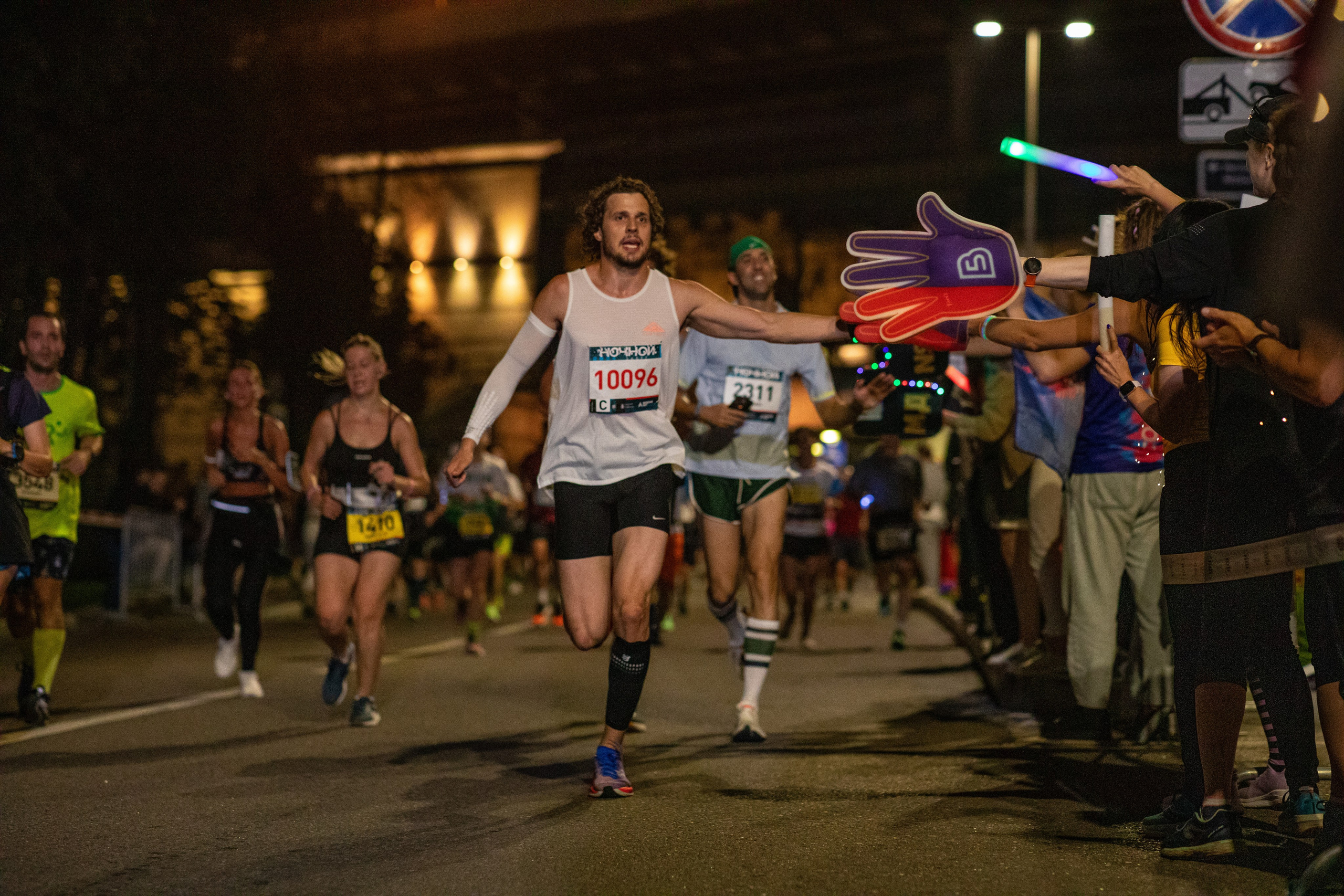 Ночной забег в ленте фотографий бегунов 03.08.24. Фотограф Сергей Ловкий