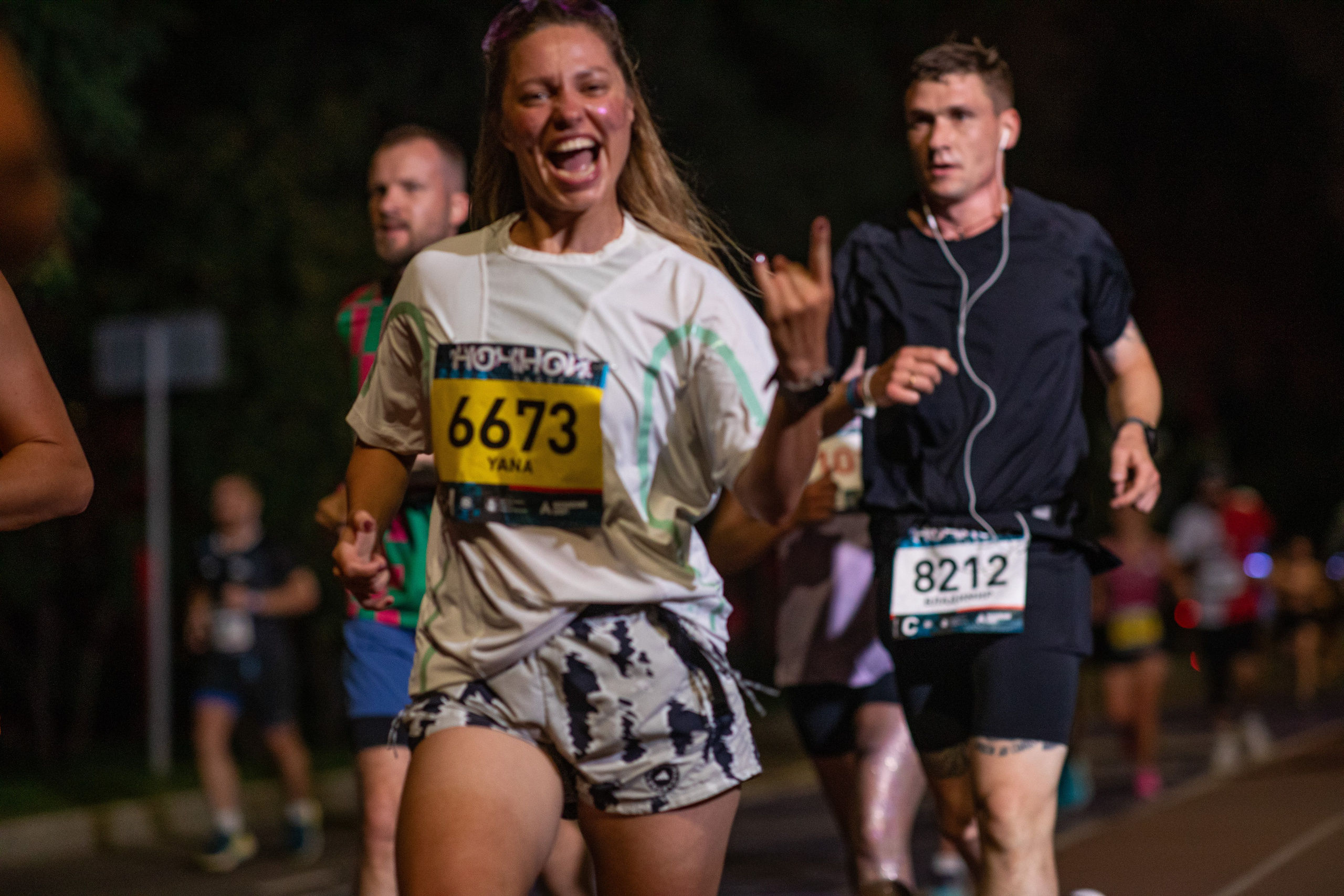 Ночной забег в ленте фотографий бегунов 03.08.24. Фотограф Сергей Ловкий